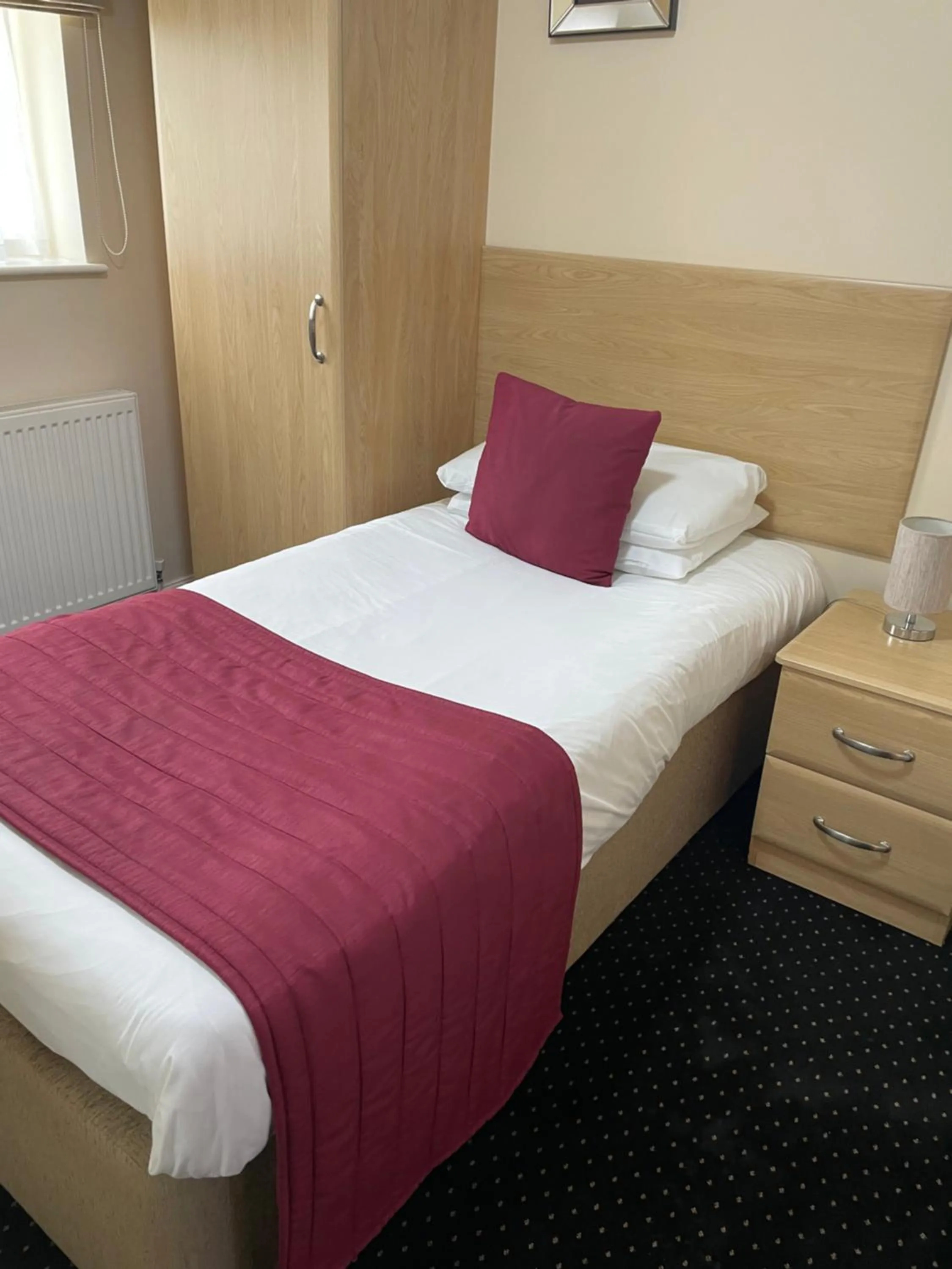 Bedroom, Bed in Kings Croft Hotel