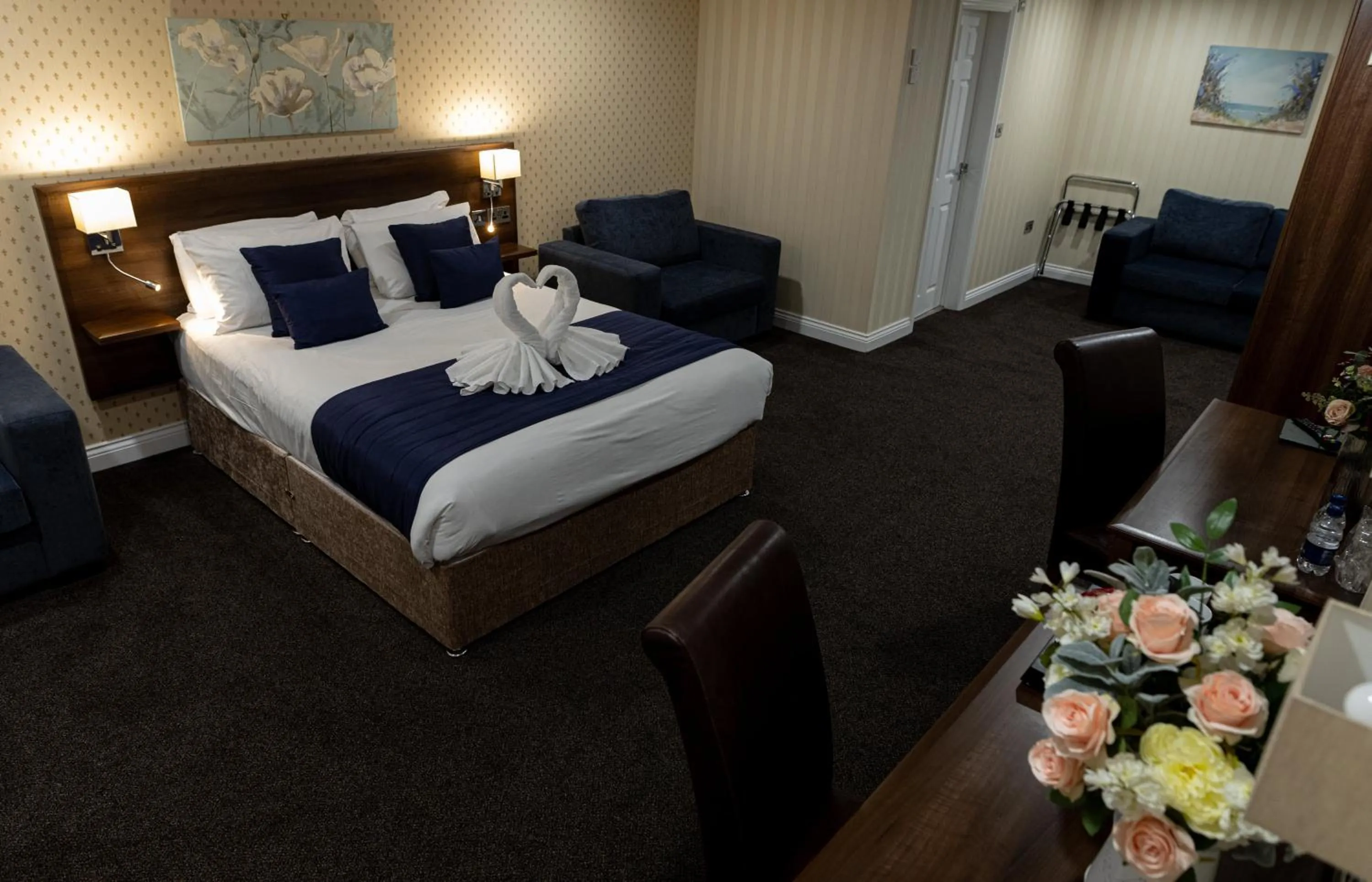 Photo of the whole room, Bed in Kings Croft Hotel
