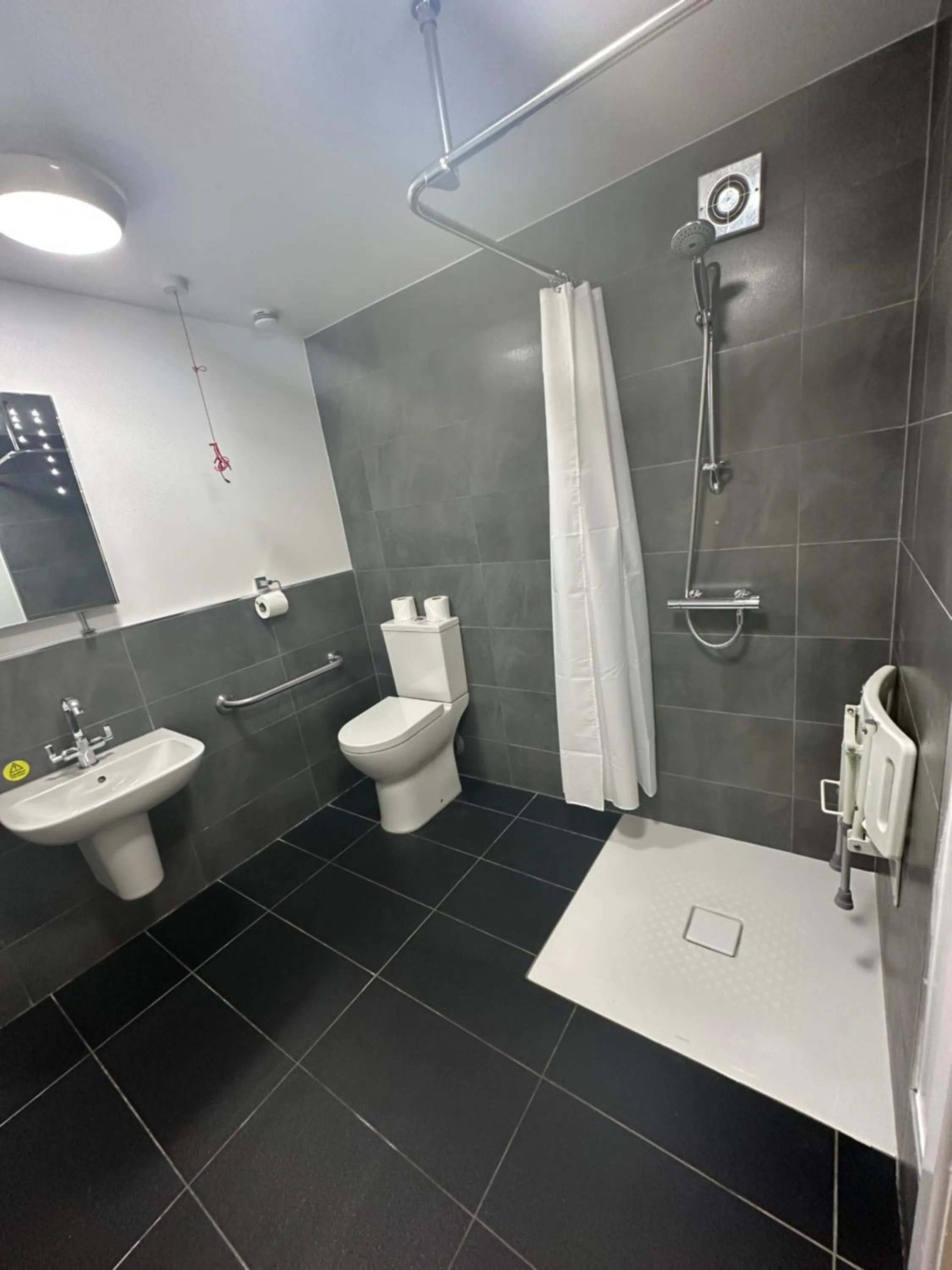 Shower in Kings Croft Hotel