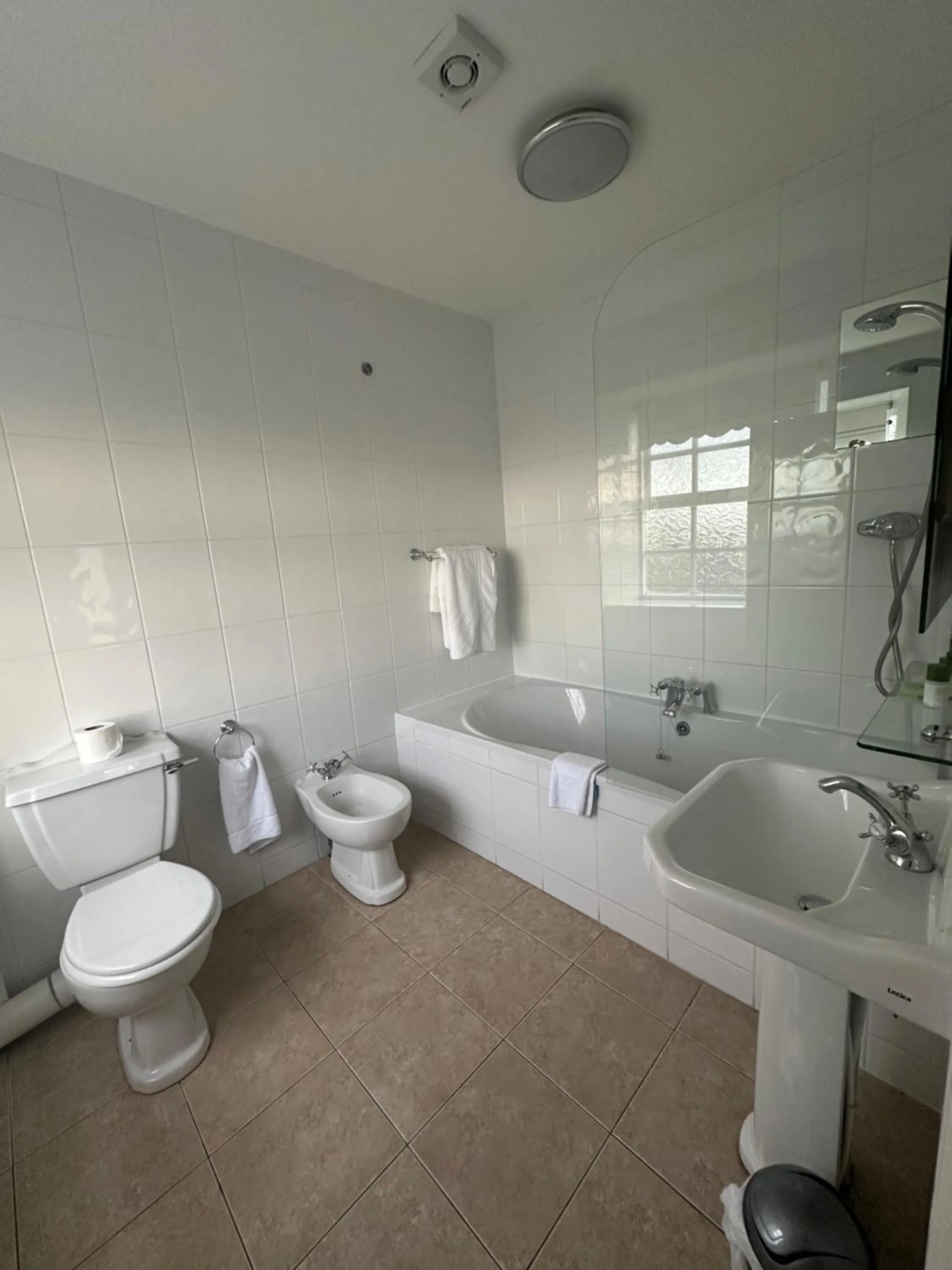 Shower in Kings Croft Hotel