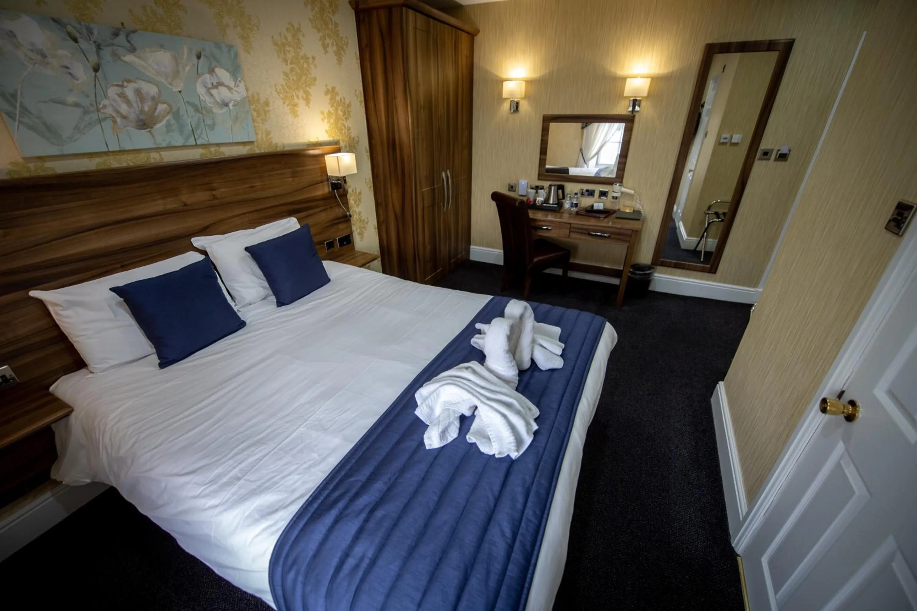 Bedroom, Bed in Kings Croft Hotel