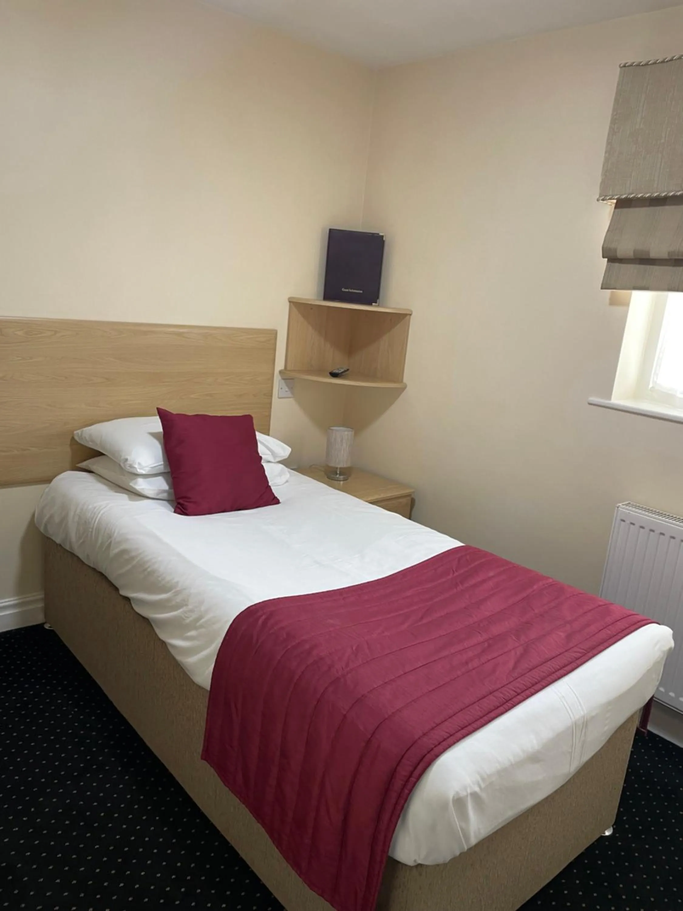 Bedroom, Bed in Kings Croft Hotel