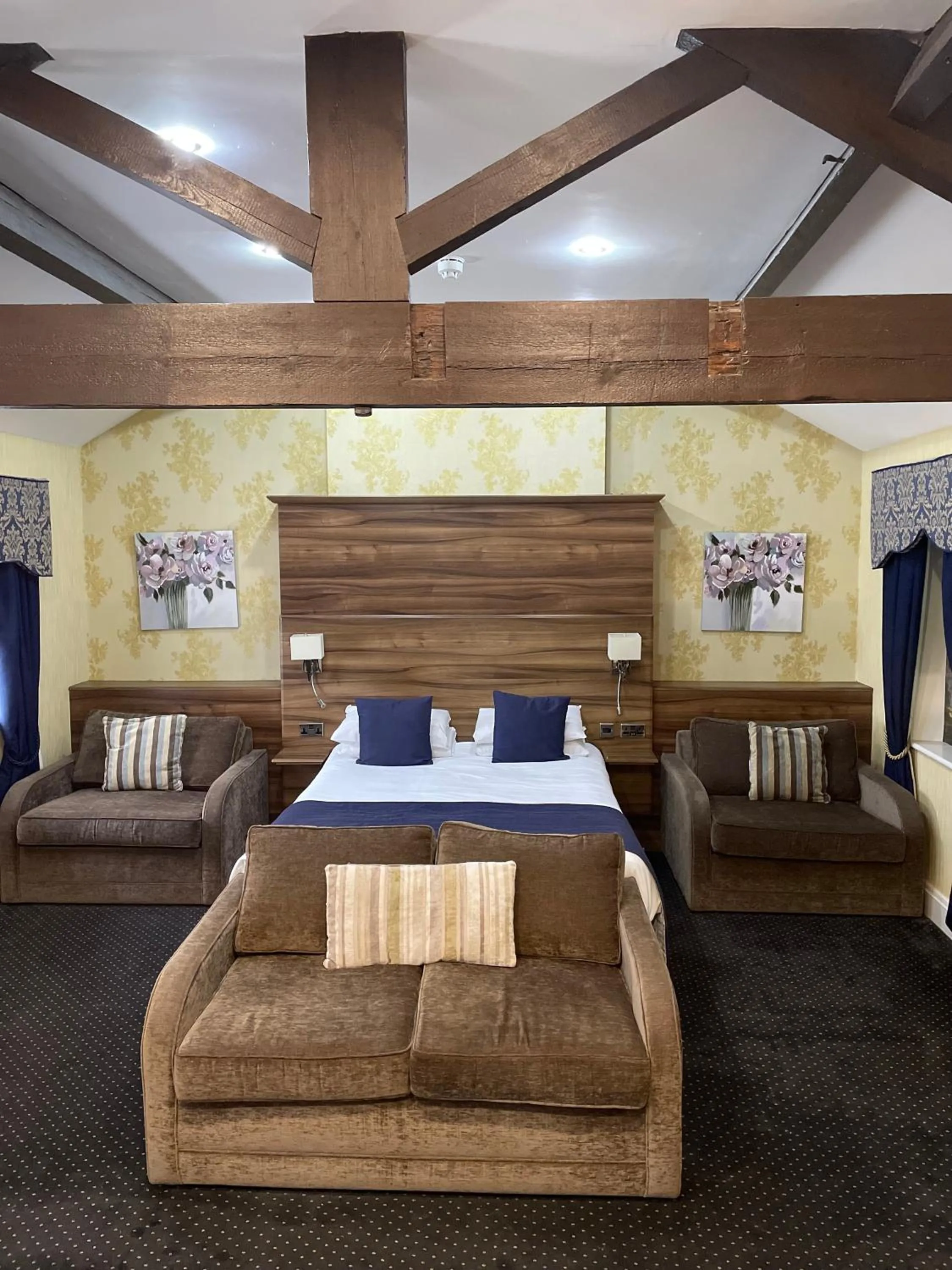 Seating area, Bed in Kings Croft Hotel