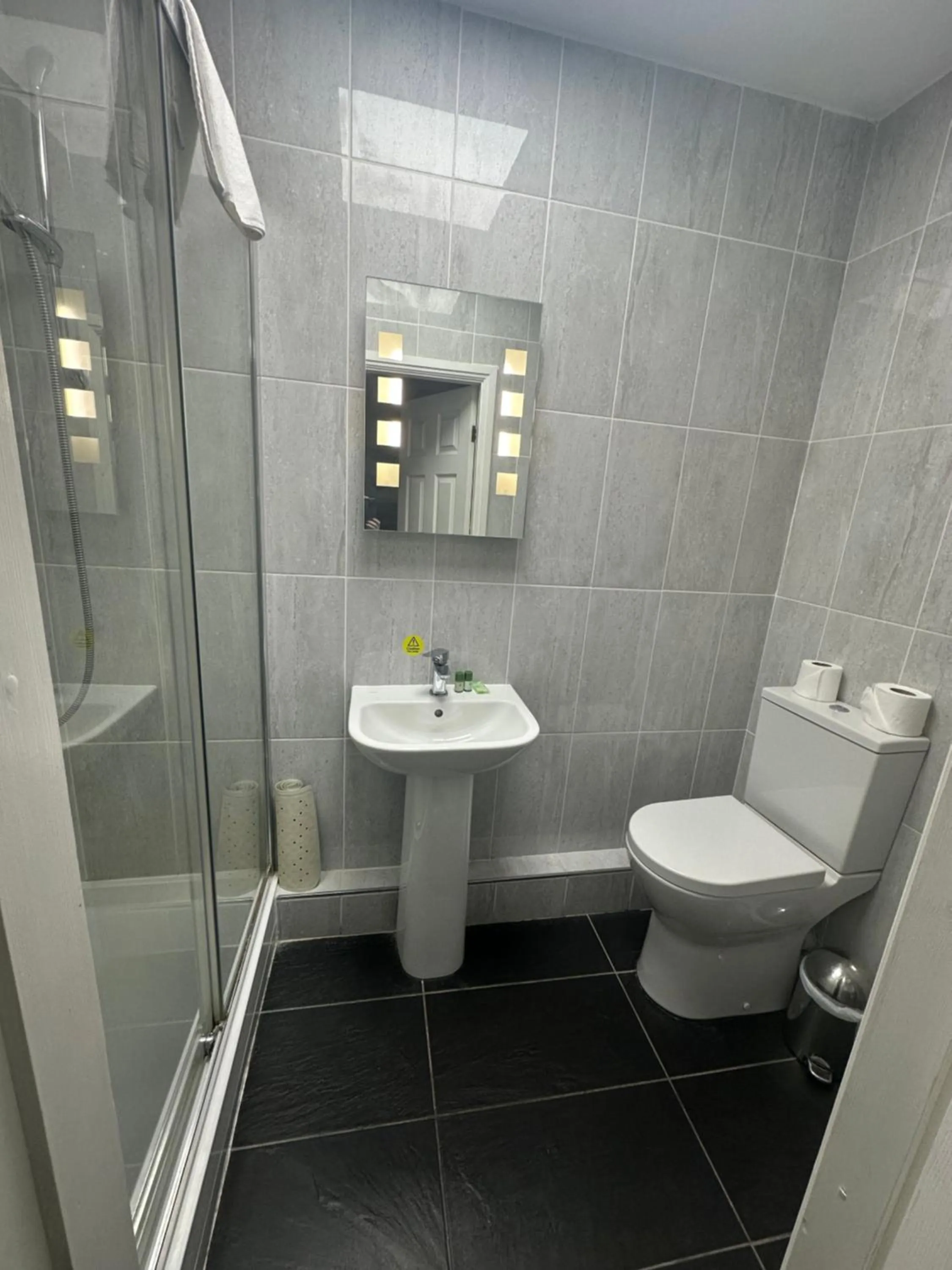 Shower in Kings Croft Hotel