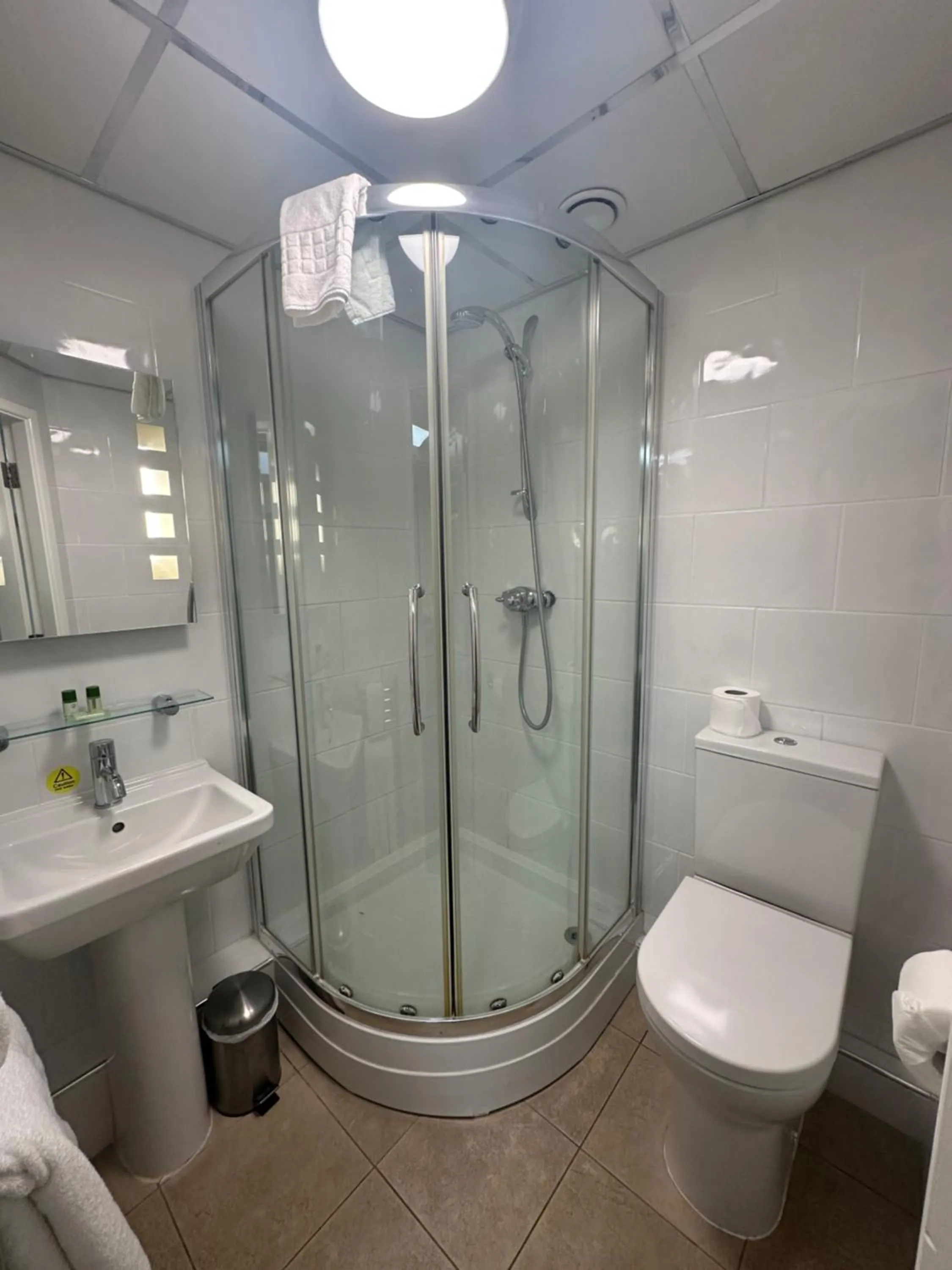 Shower in Kings Croft Hotel