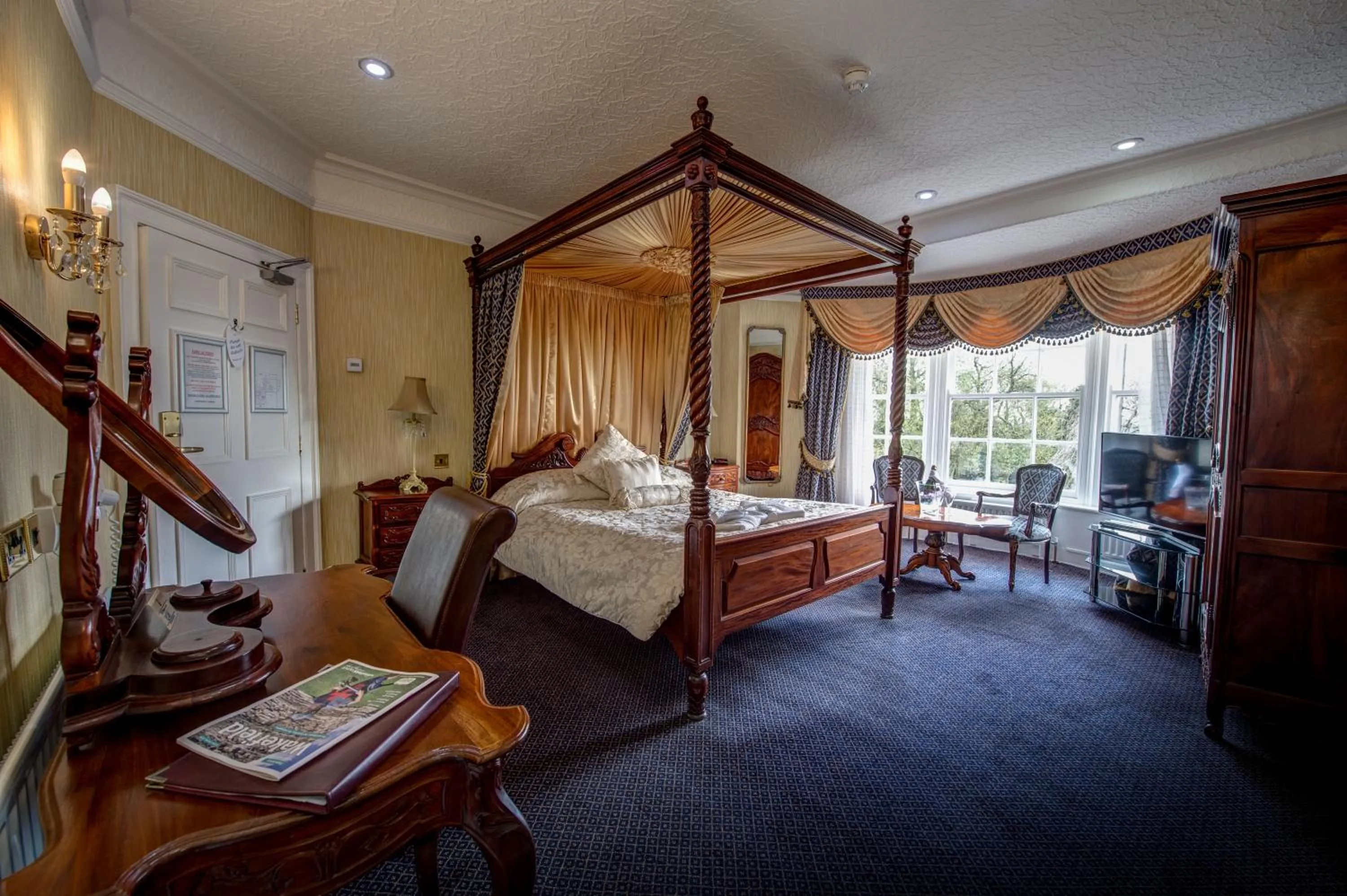 Photo of the whole room, Bed in Kings Croft Hotel