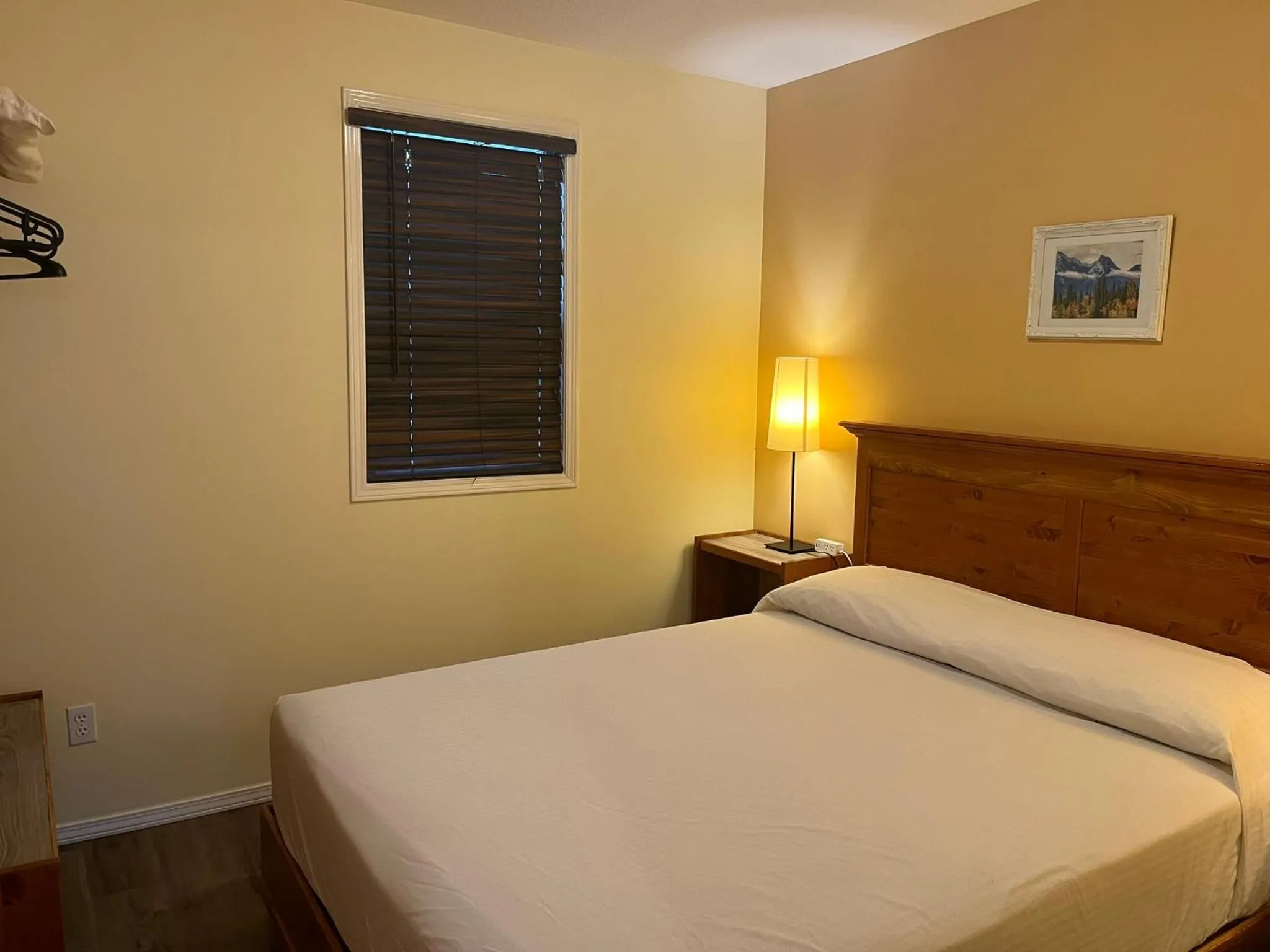 Bed in Brookside Motel