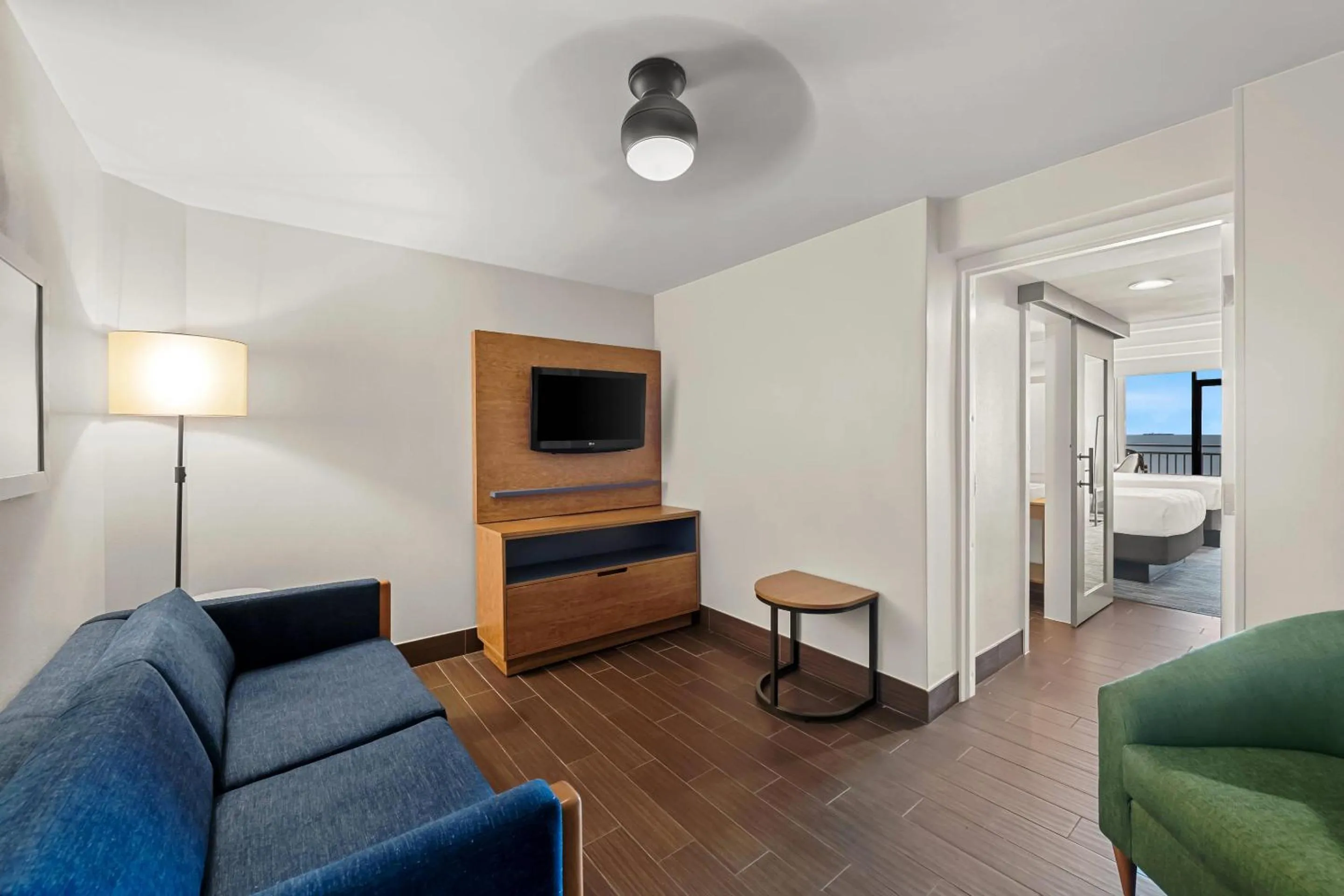 Bedroom in Country Inn & Suites by Radisson, Virginia Beach Oceanfront