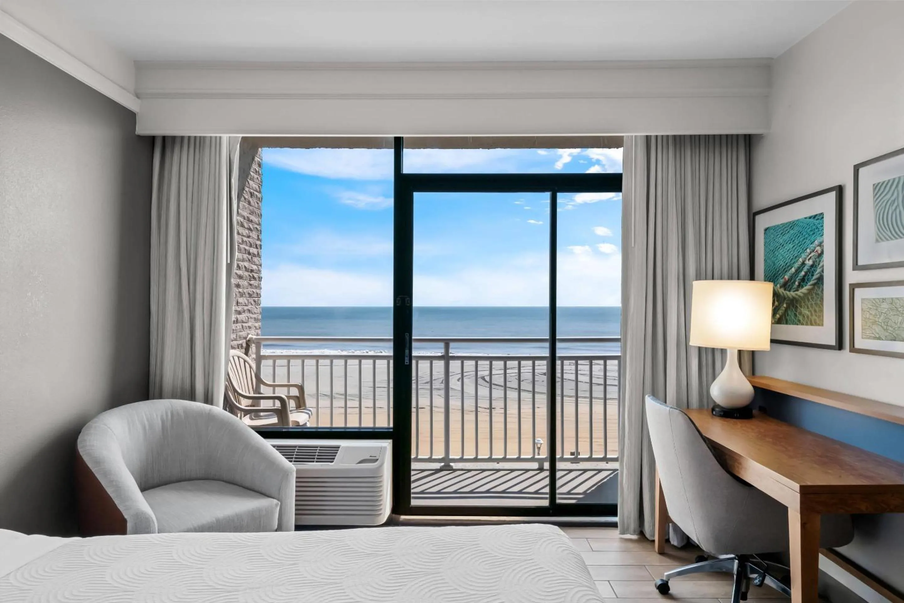 Bedroom, Bed in Country Inn & Suites by Radisson, Virginia Beach Oceanfront