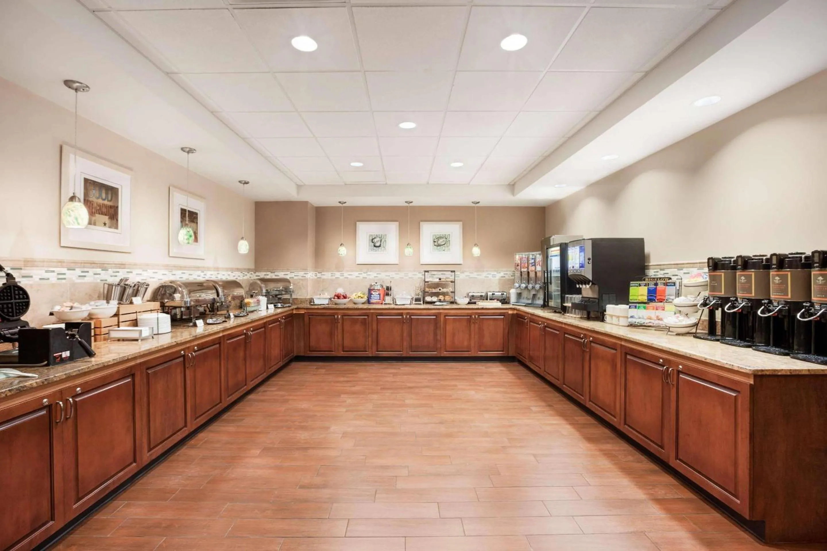 Breakfast in Country Inn & Suites by Radisson, Virginia Beach Oceanfront