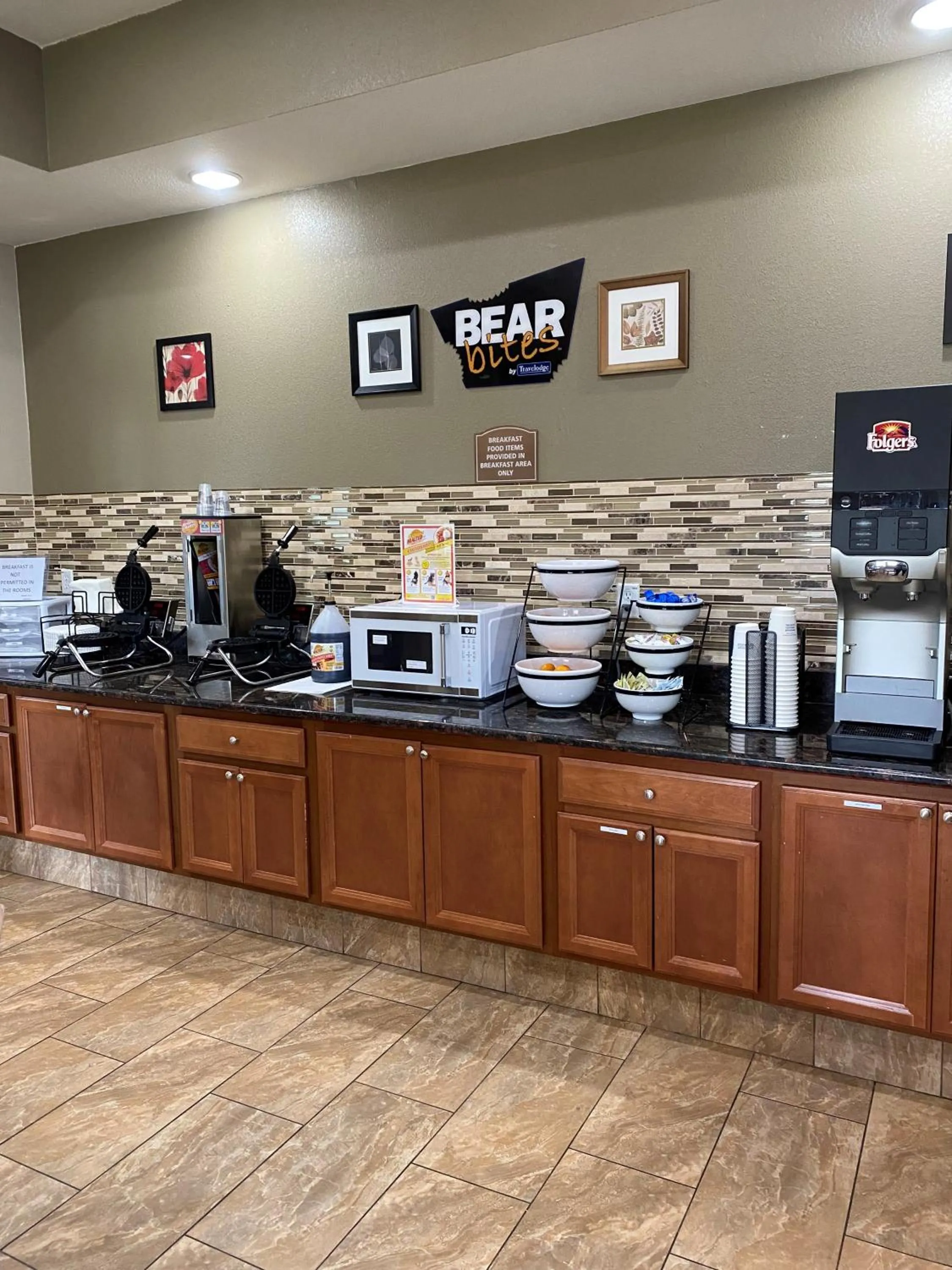 Buffet breakfast in Travelodge by Wyndham Iowa City