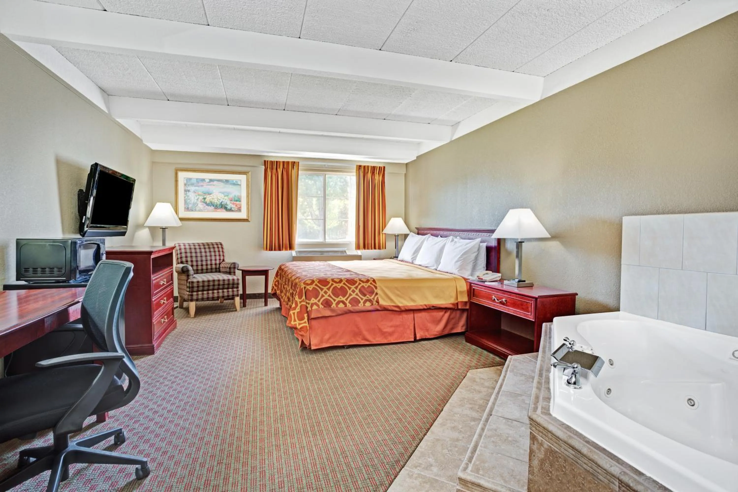 Photo of the whole room, Bed in Travelodge by Wyndham Iowa City