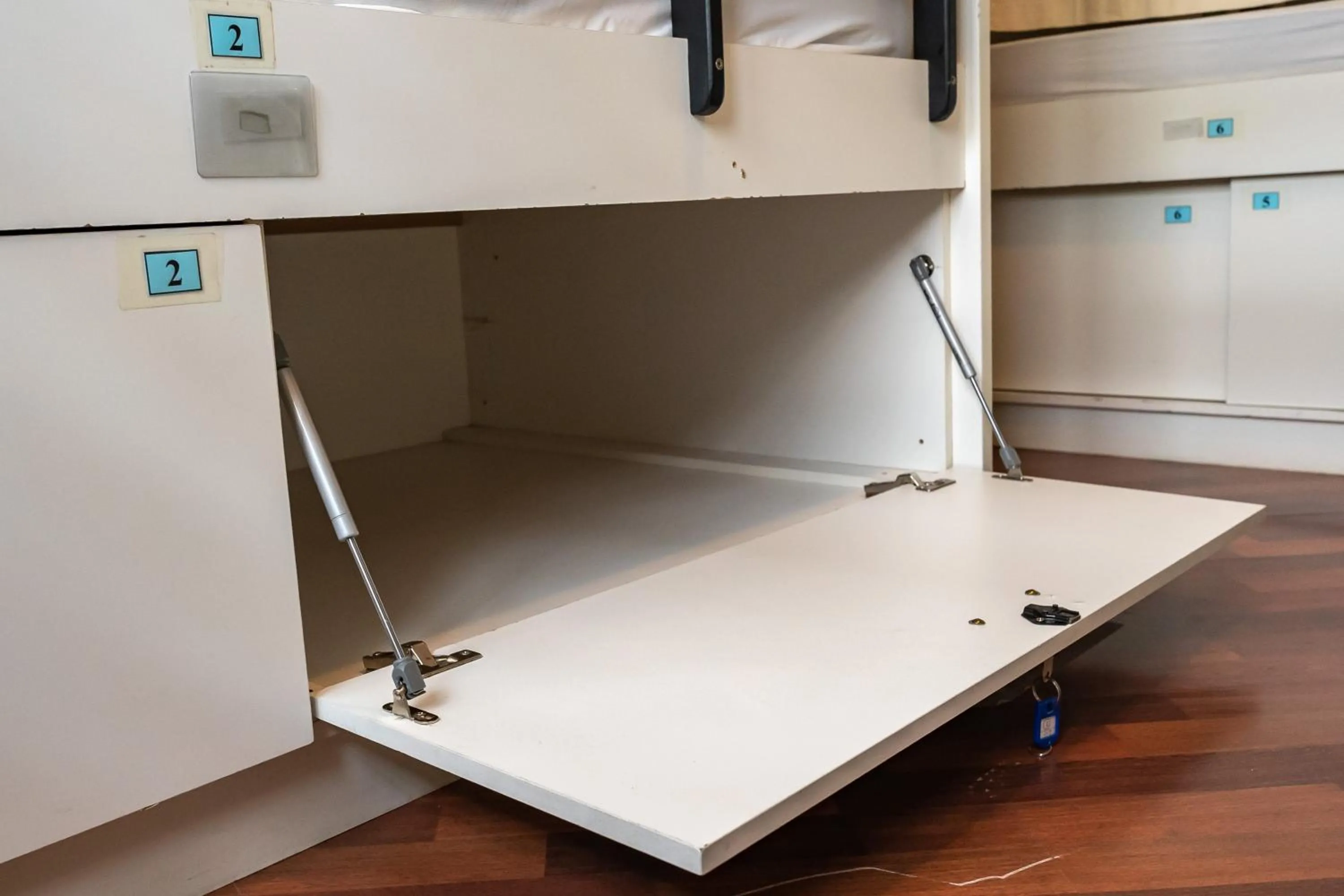 wardrobe in Hostel B2B SP