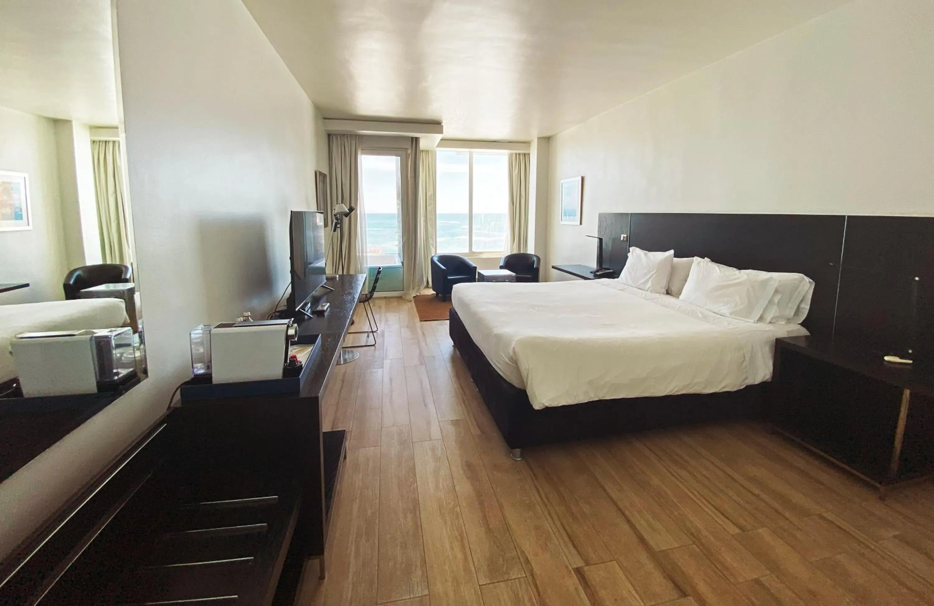 Bed in Radisson Blu Acqua Hotel & Spa Concon