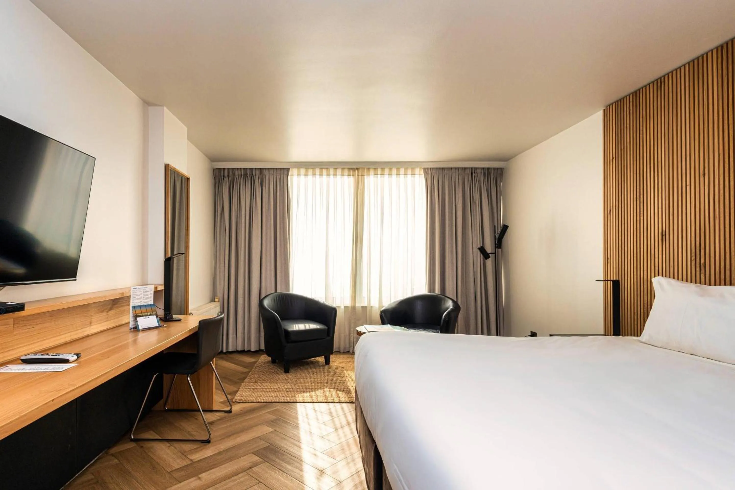 Bedroom, Bed in Radisson Blu Acqua Hotel & Spa Concon