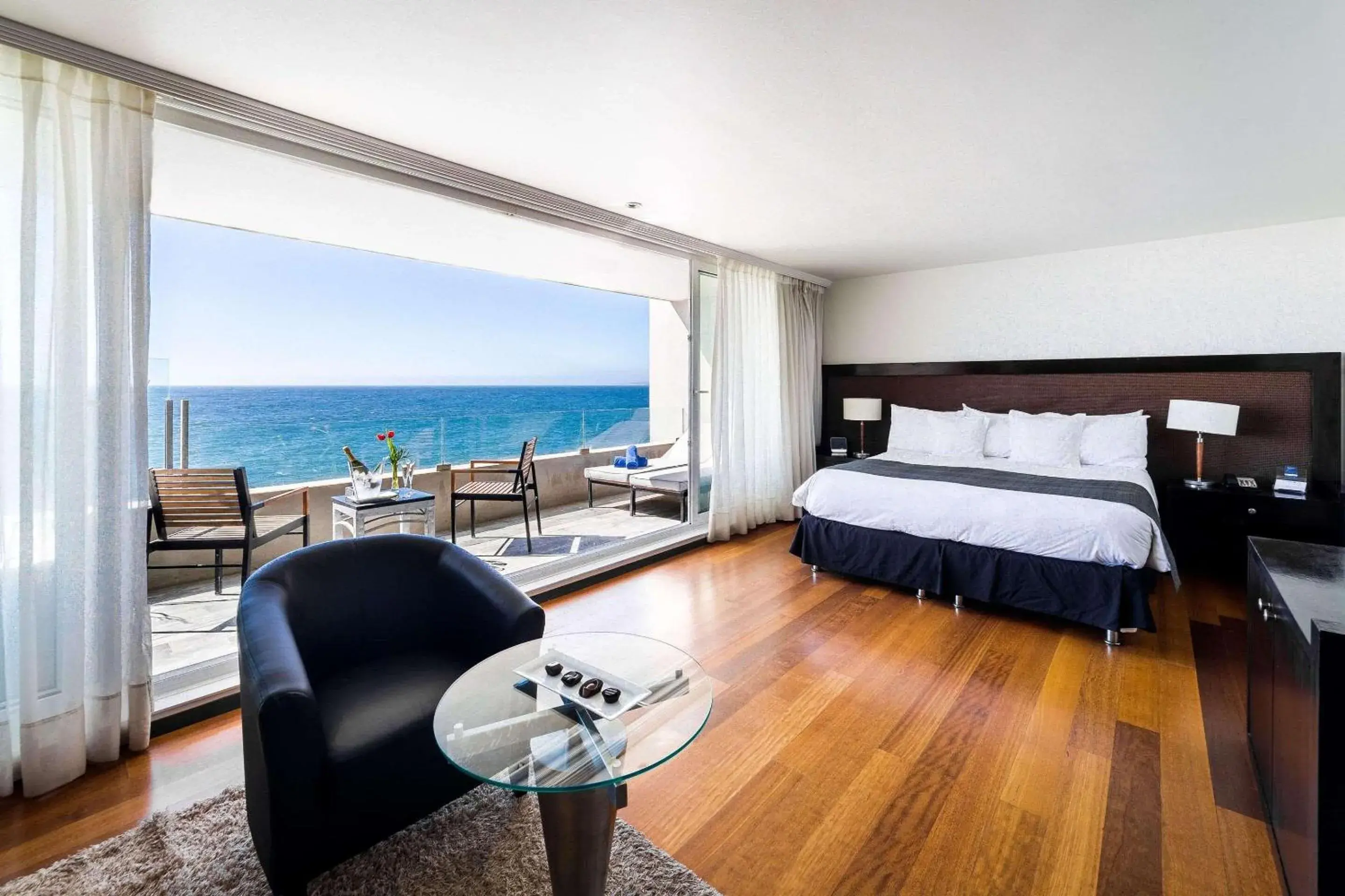 Bedroom, Bed in Radisson Blu Acqua Hotel & Spa Concon Bedroom, Bed in Radisson Blu Acqua Hotel & Spa Concon