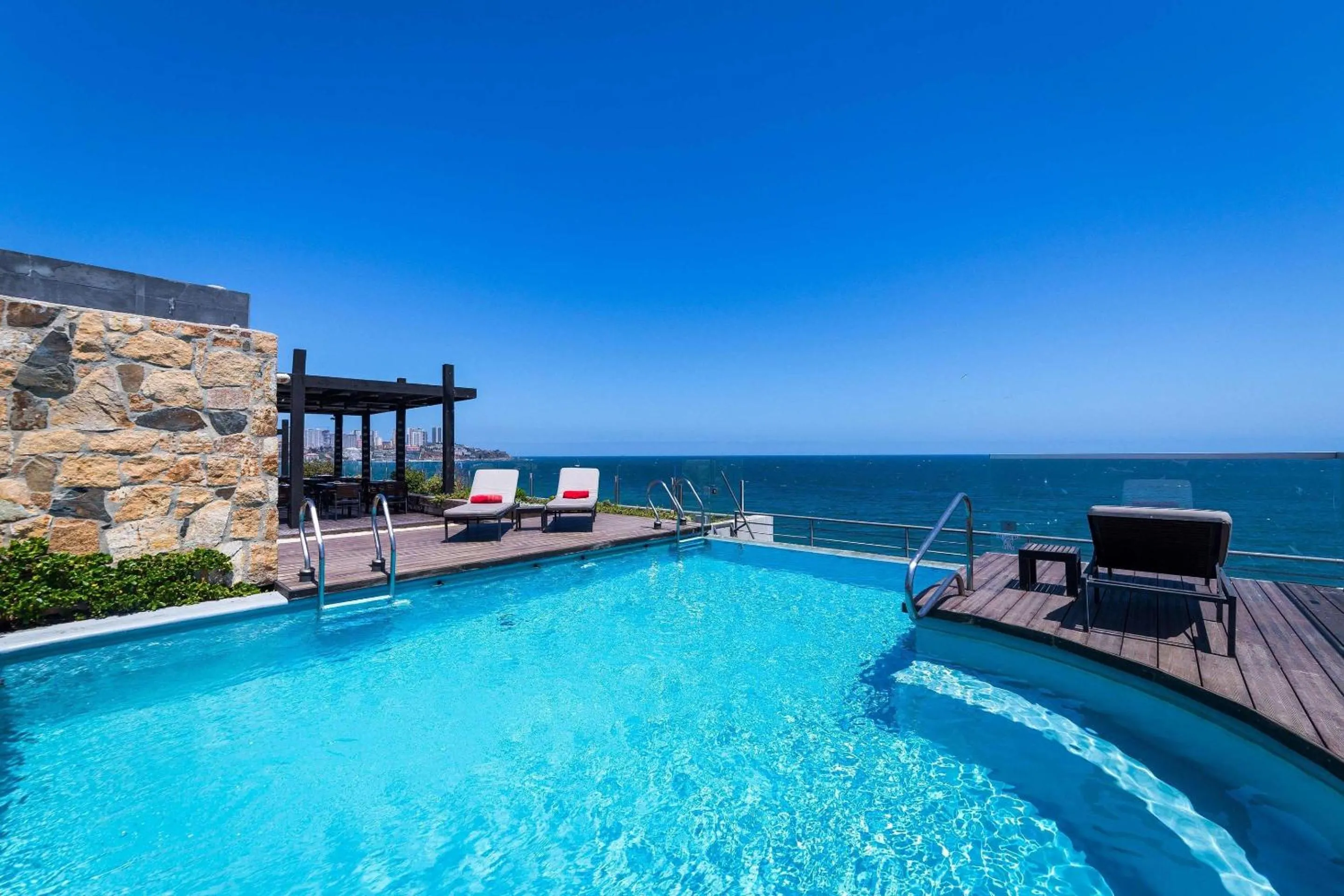 Swimming pool in Radisson Blu Acqua Hotel & Spa Concon