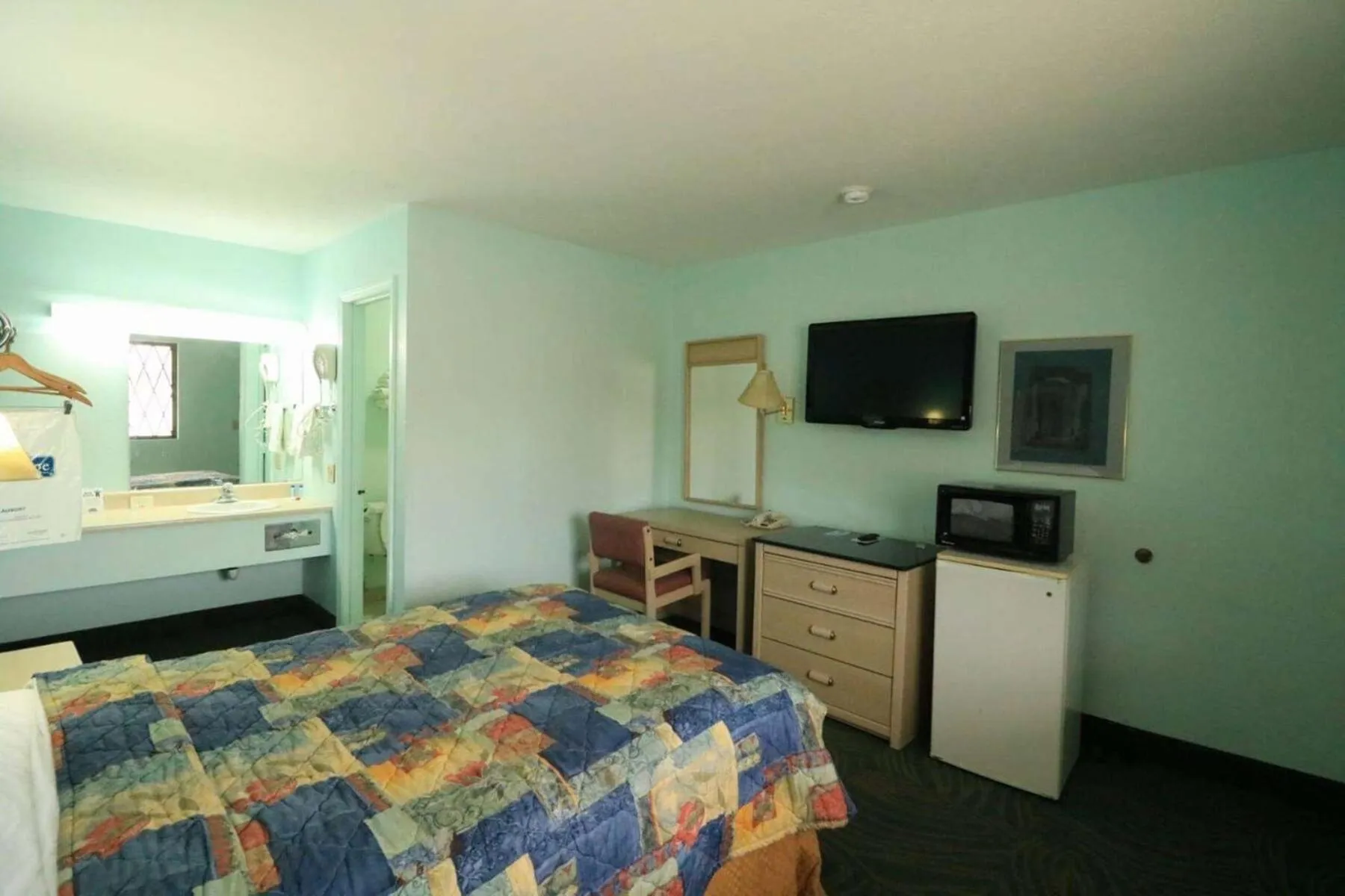 Photo of the whole room in Travelodge by Wyndham Parkersburg