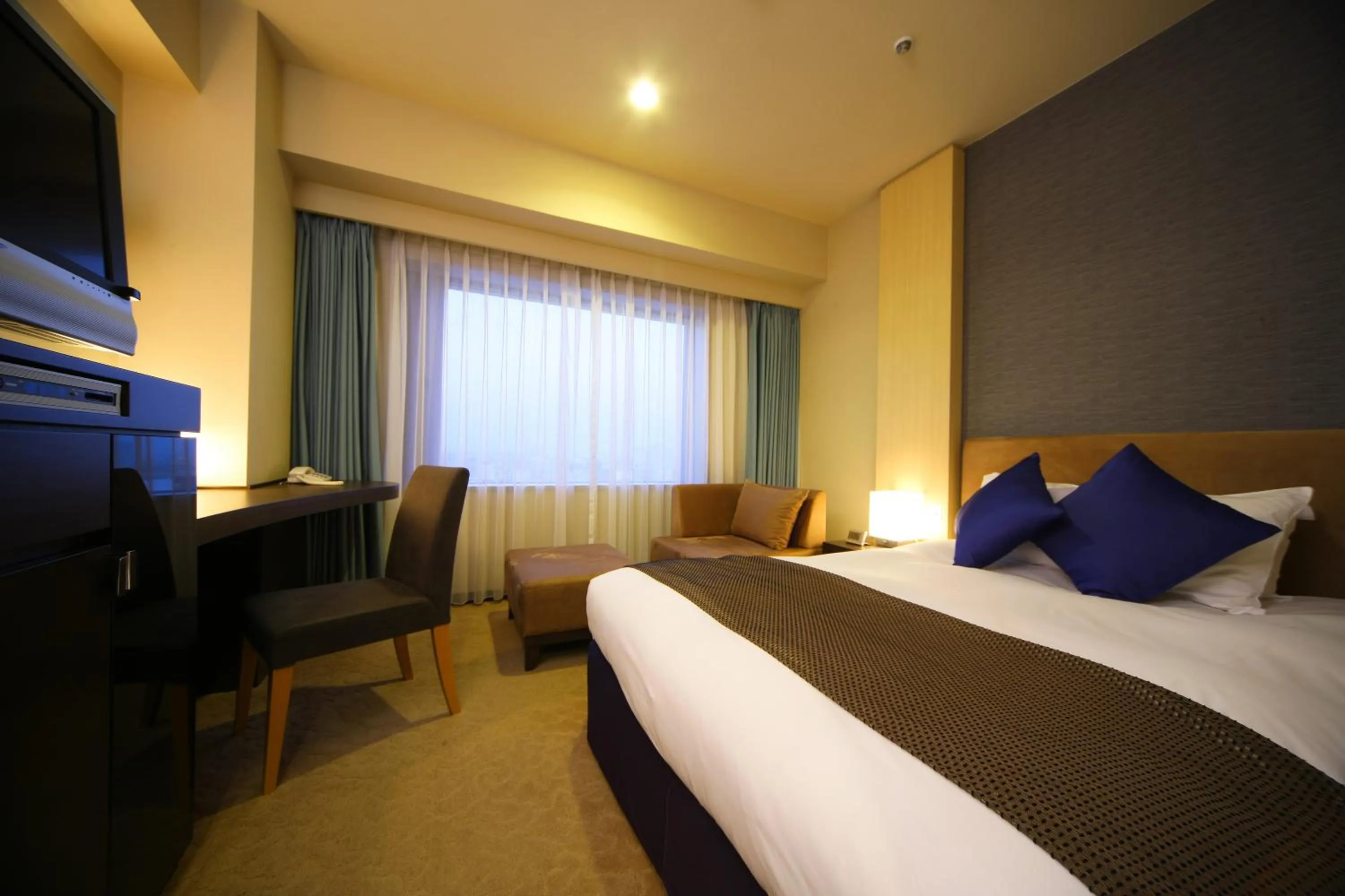 Night, Bed in Hotel Metropolitan Sendai