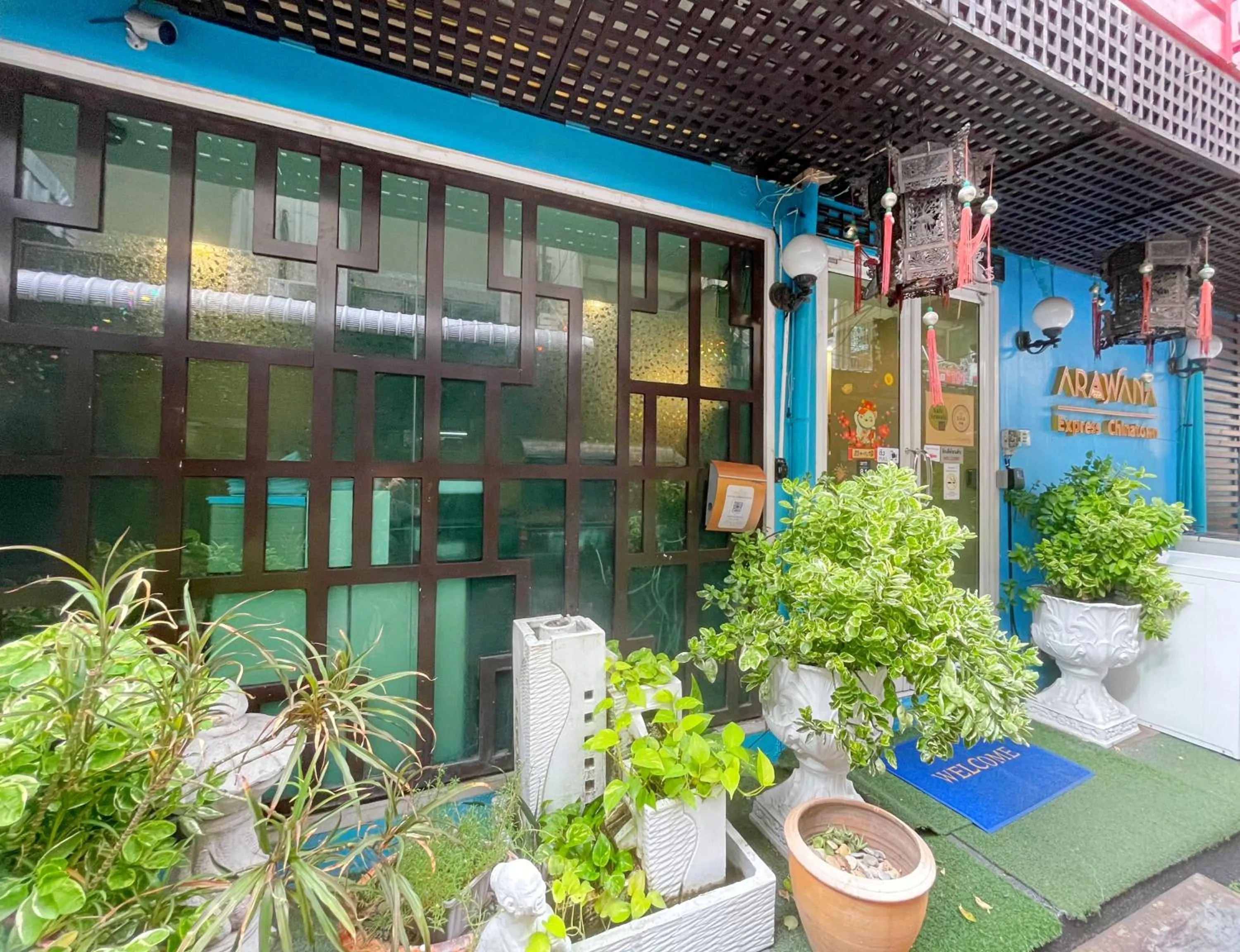 Decorative detail in Arawana Express Chinatown