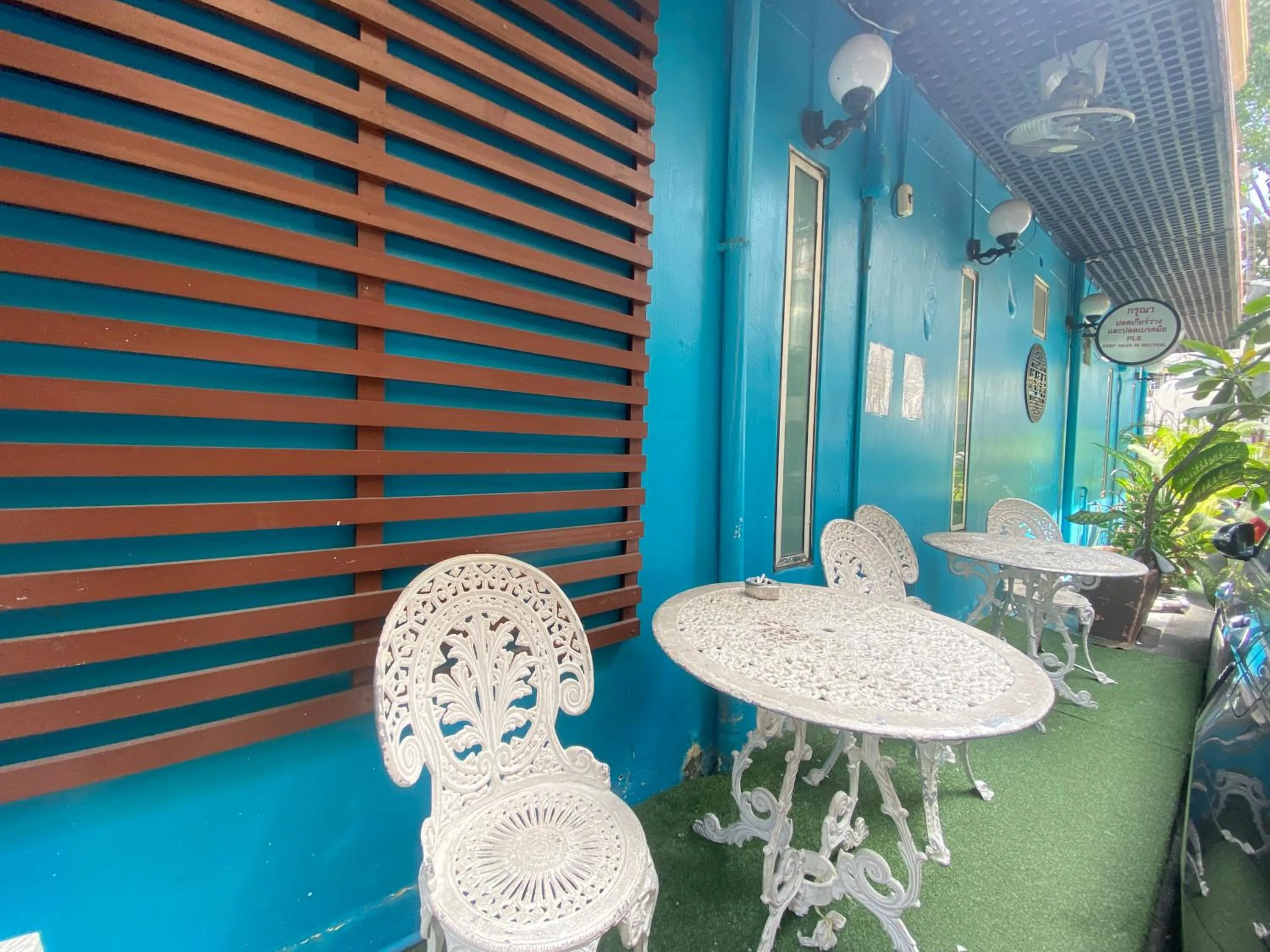 Seating area in Arawana Express Chinatown