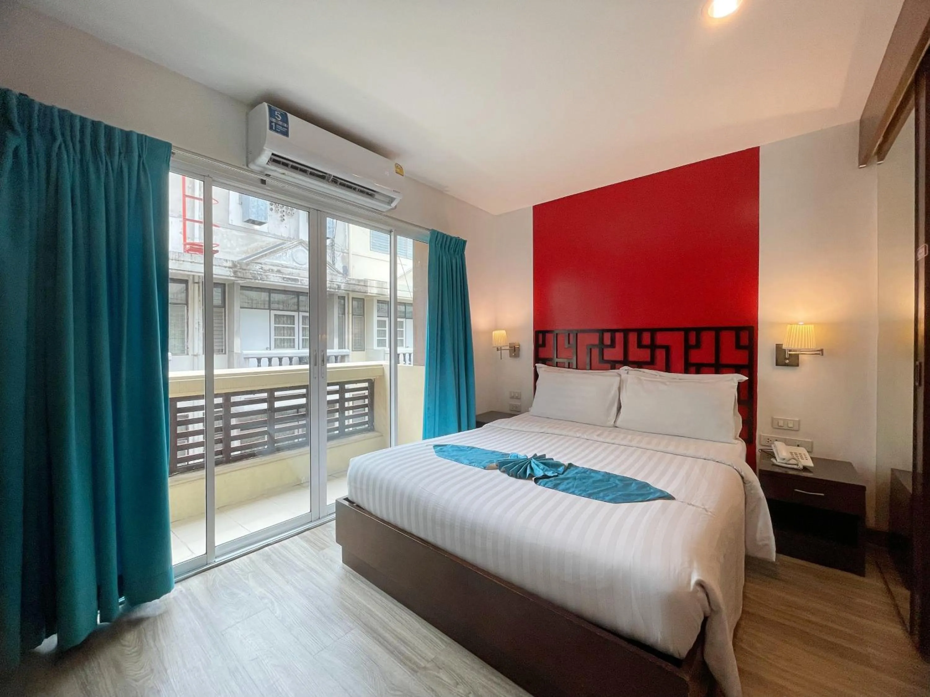 Deluxe Queen with Balcony in Arawana Express Chinatown