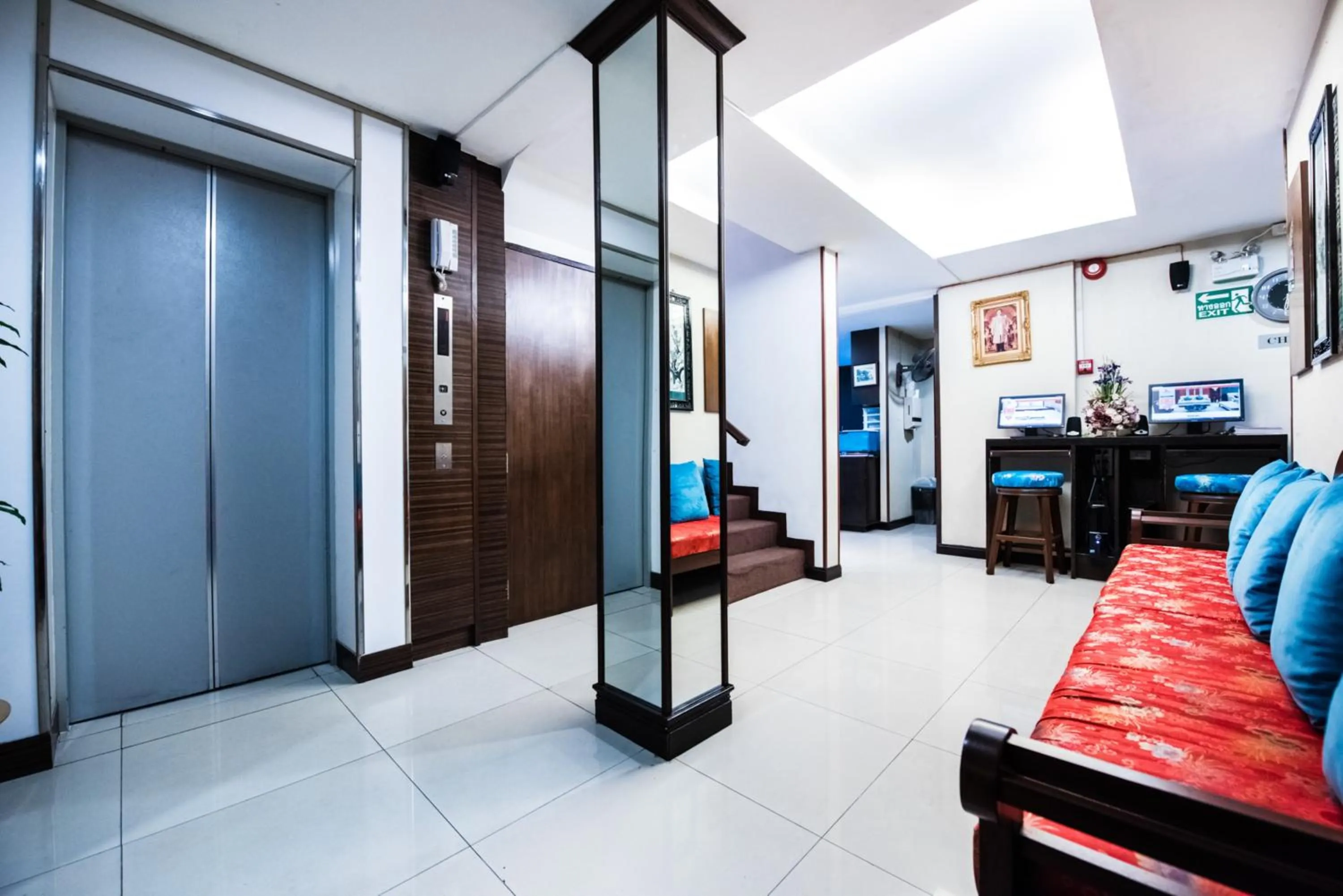 Seating area in Arawana Express Chinatown