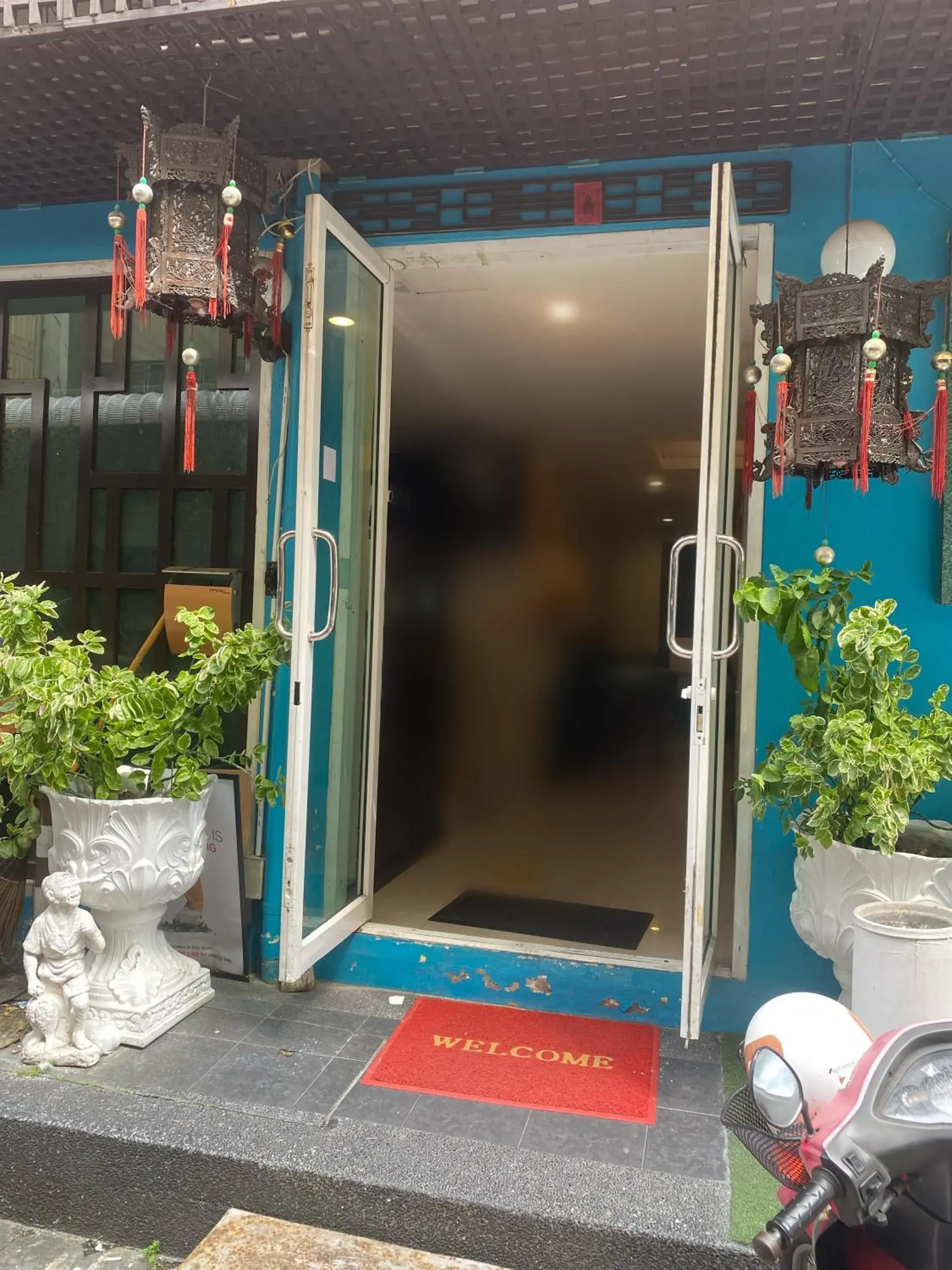 Facade/entrance in Arawana Express Chinatown Facade/entrance in Arawana Express Chinatown