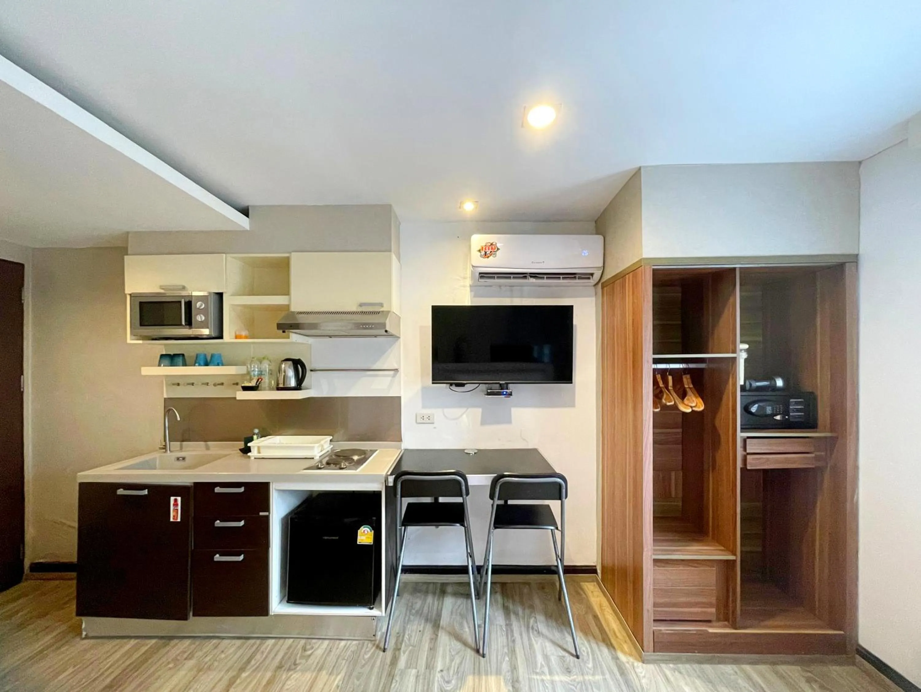 Kitchen or kitchenette in Arawana Express Phromphong