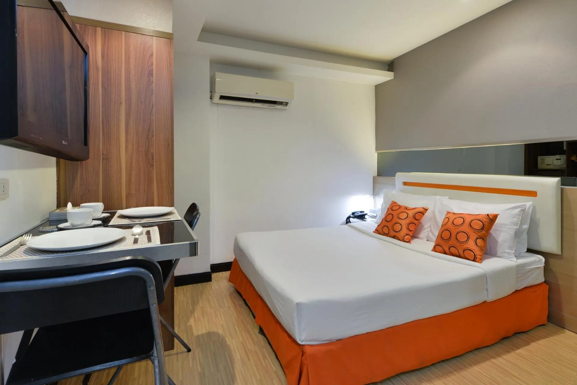 Bedroom, Bed in Arawana Express Phromphong