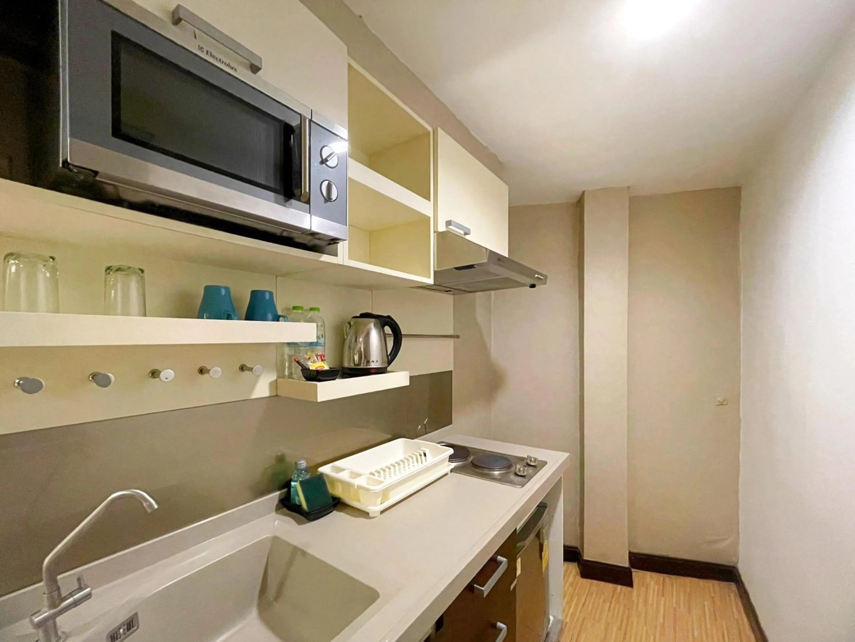 Kitchen or kitchenette in Arawana Express Phromphong