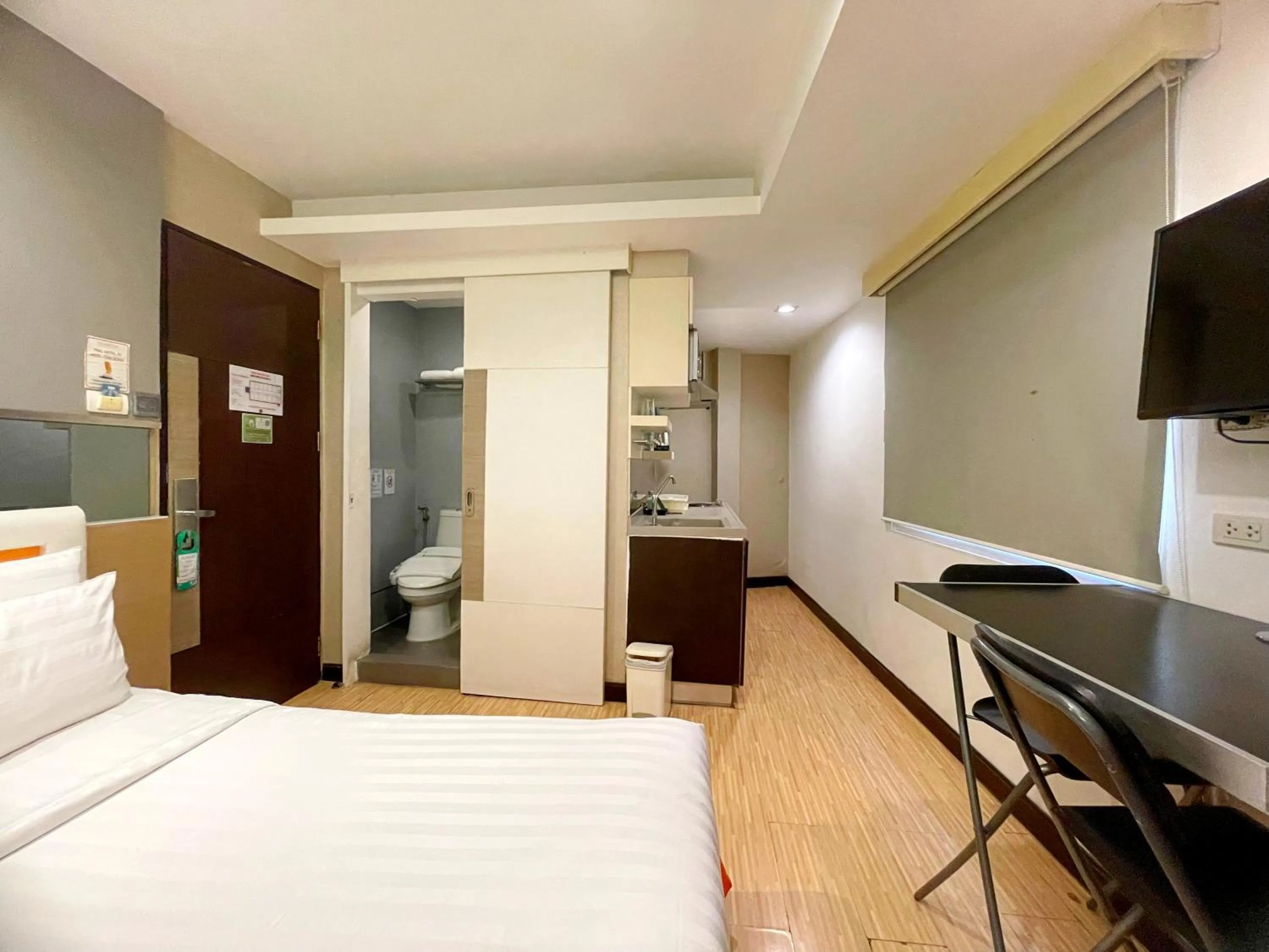 Bedroom, Bed in Arawana Express Phromphong