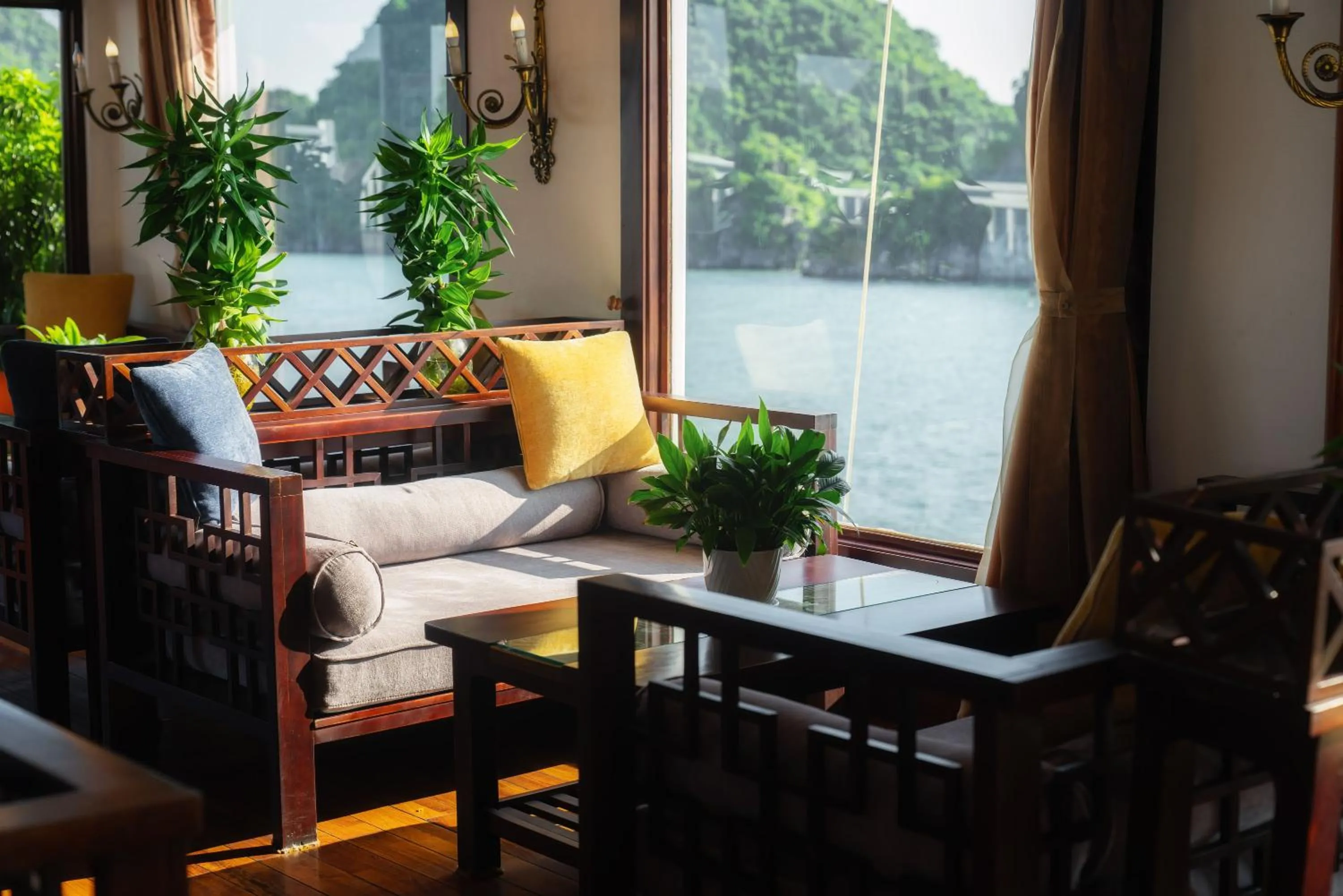 Lounge or bar in Indochina Sails Ha Long Bay