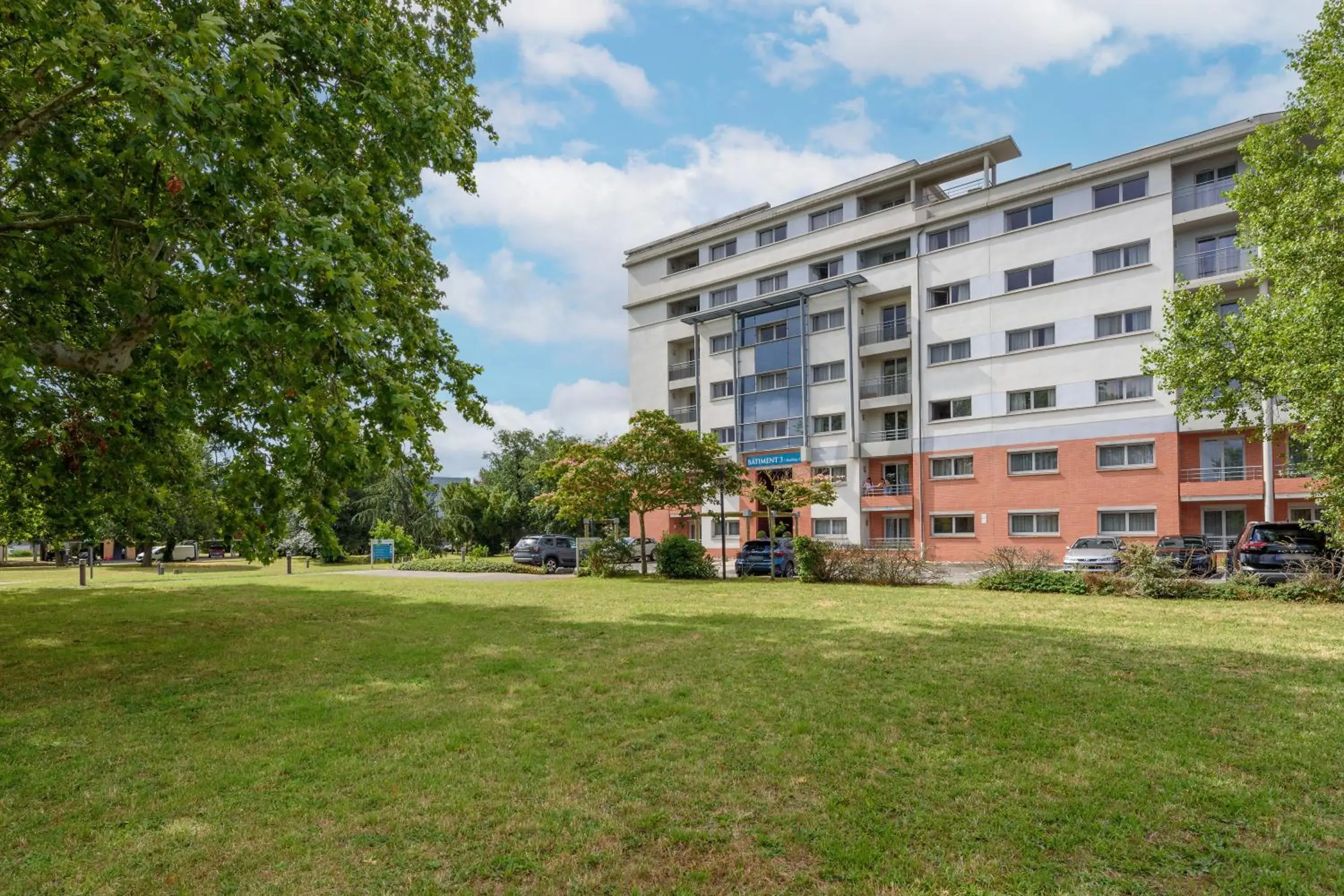 Property building in Clarion Aparthotel Toulouse Le Parc de l'Escale Property building in Clarion Aparthotel Toulouse Le Parc de l'Escale