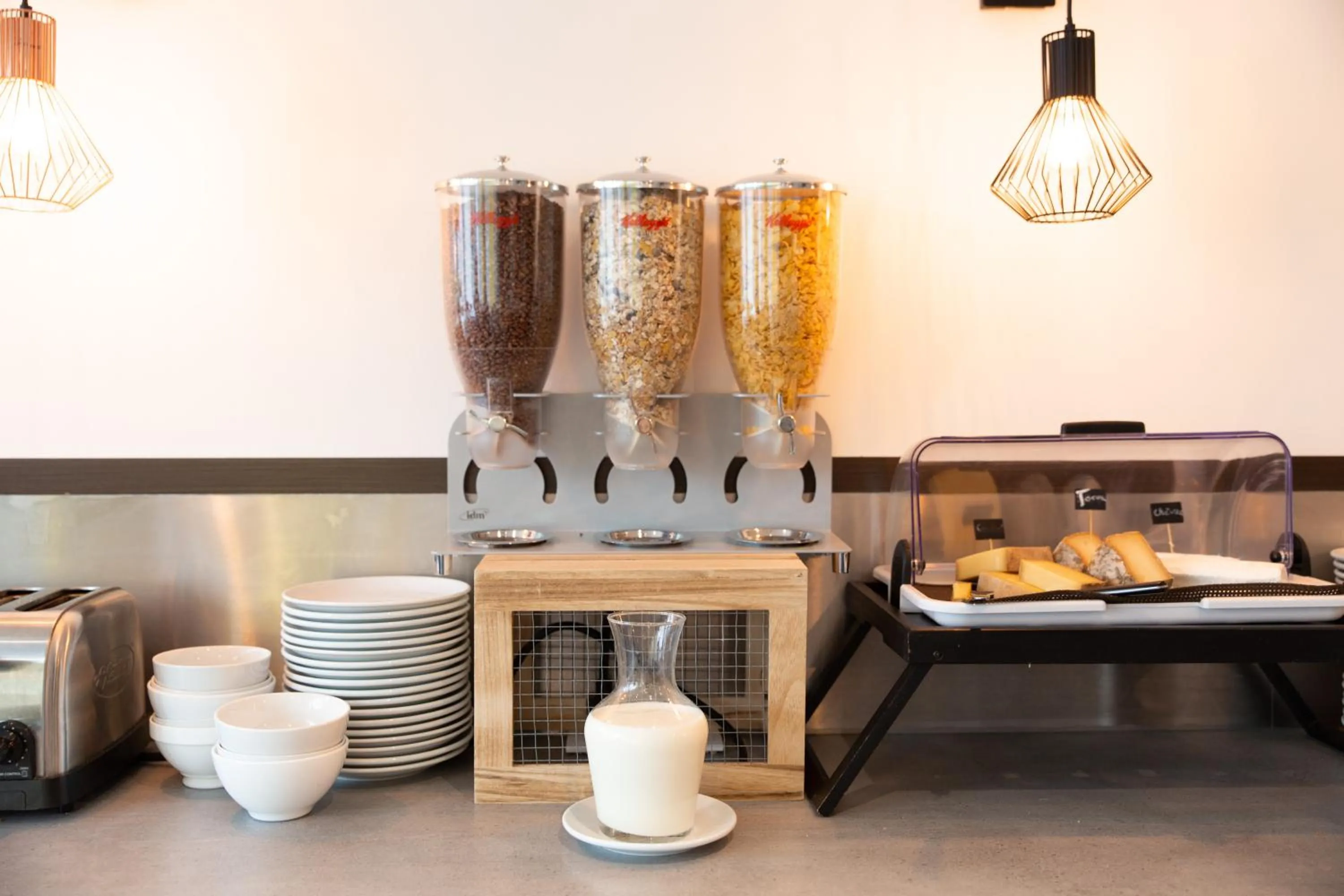 Buffet breakfast in Clarion Aparthotel Toulouse Le Parc de l'Escale