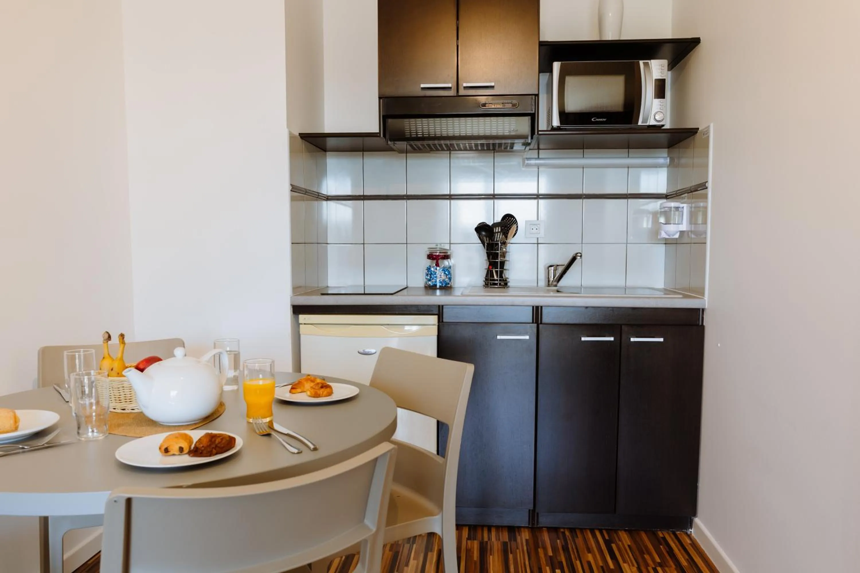 Kitchen or kitchenette in Clarion Aparthotel Toulouse Le Parc de l'Escale