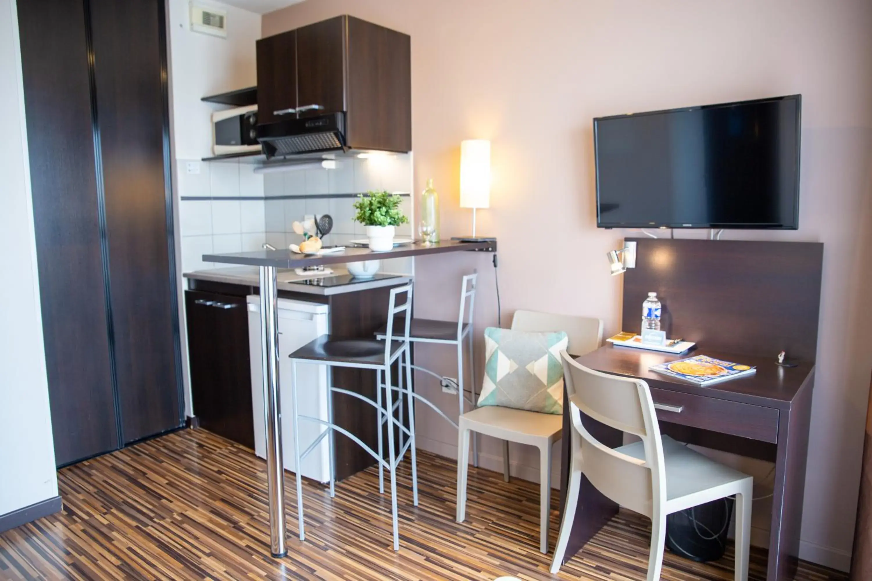 One-Bedroom Apartment (2 Adults) in Clarion Aparthotel Toulouse Le Parc de l'Escale One-Bedroom Apartment (2 Adults) in Clarion Aparthotel Toulouse Le Parc de l'Escale