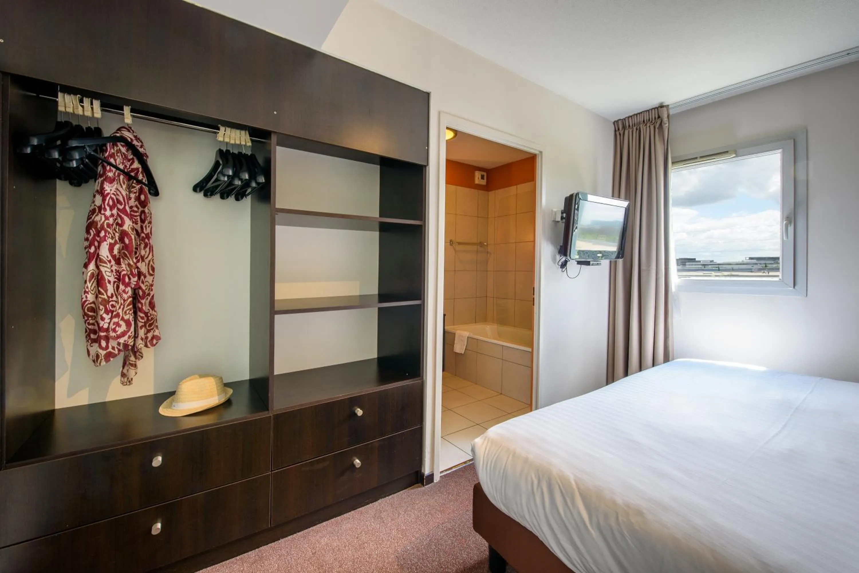 Photo of the whole room, Bed in Clarion Aparthotel Toulouse Le Parc de l'Escale