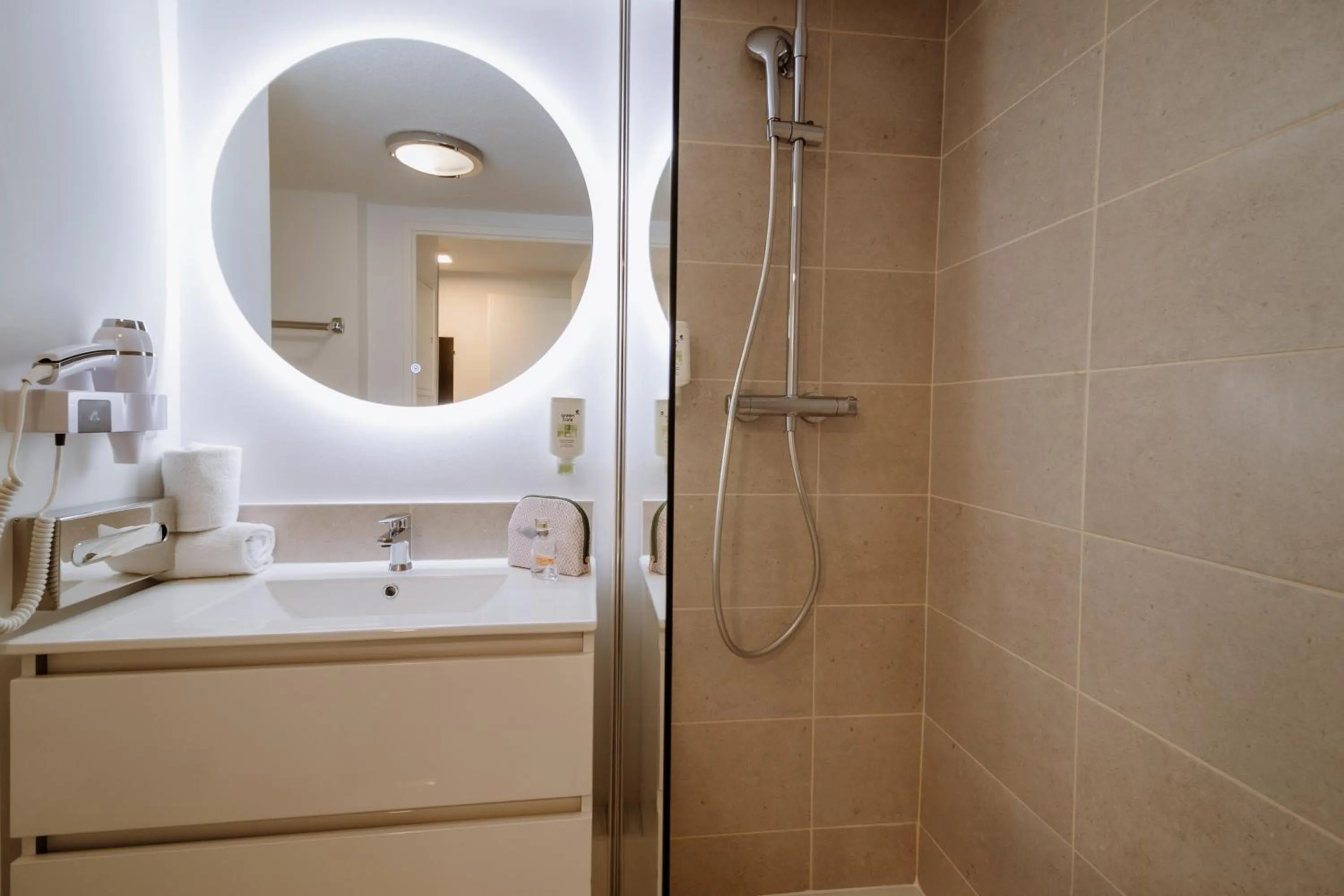 Shower in Clarion Aparthotel Toulouse Le Parc de l'Escale