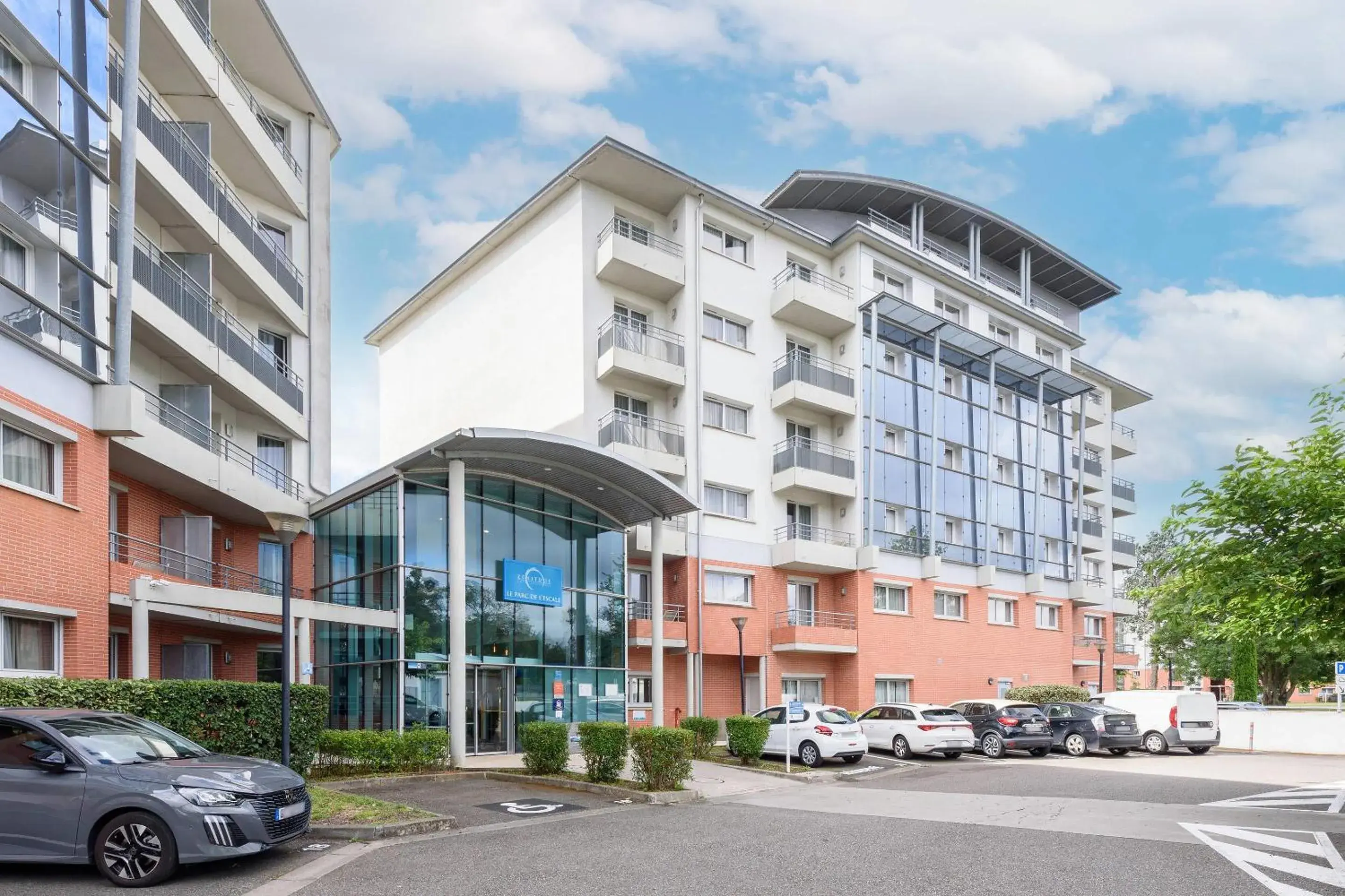 Property building in Clarion Aparthotel Toulouse Le Parc de l'Escale Property building in Clarion Aparthotel Toulouse Le Parc de l'Escale