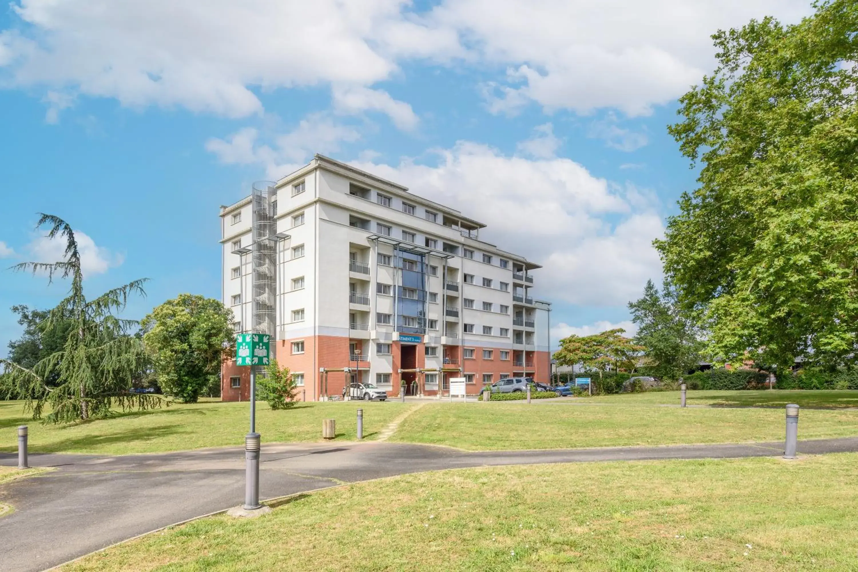 Property building in Clarion Aparthotel Toulouse Le Parc de l'Escale Property building in Clarion Aparthotel Toulouse Le Parc de l'Escale