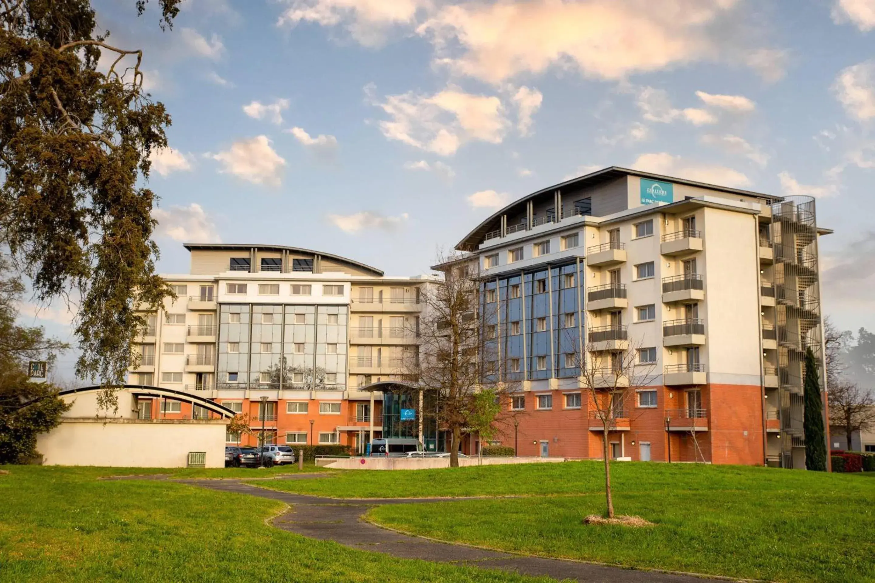 Property building in Clarion Aparthotel Toulouse Le Parc de l'Escale Property building in Clarion Aparthotel Toulouse Le Parc de l'Escale