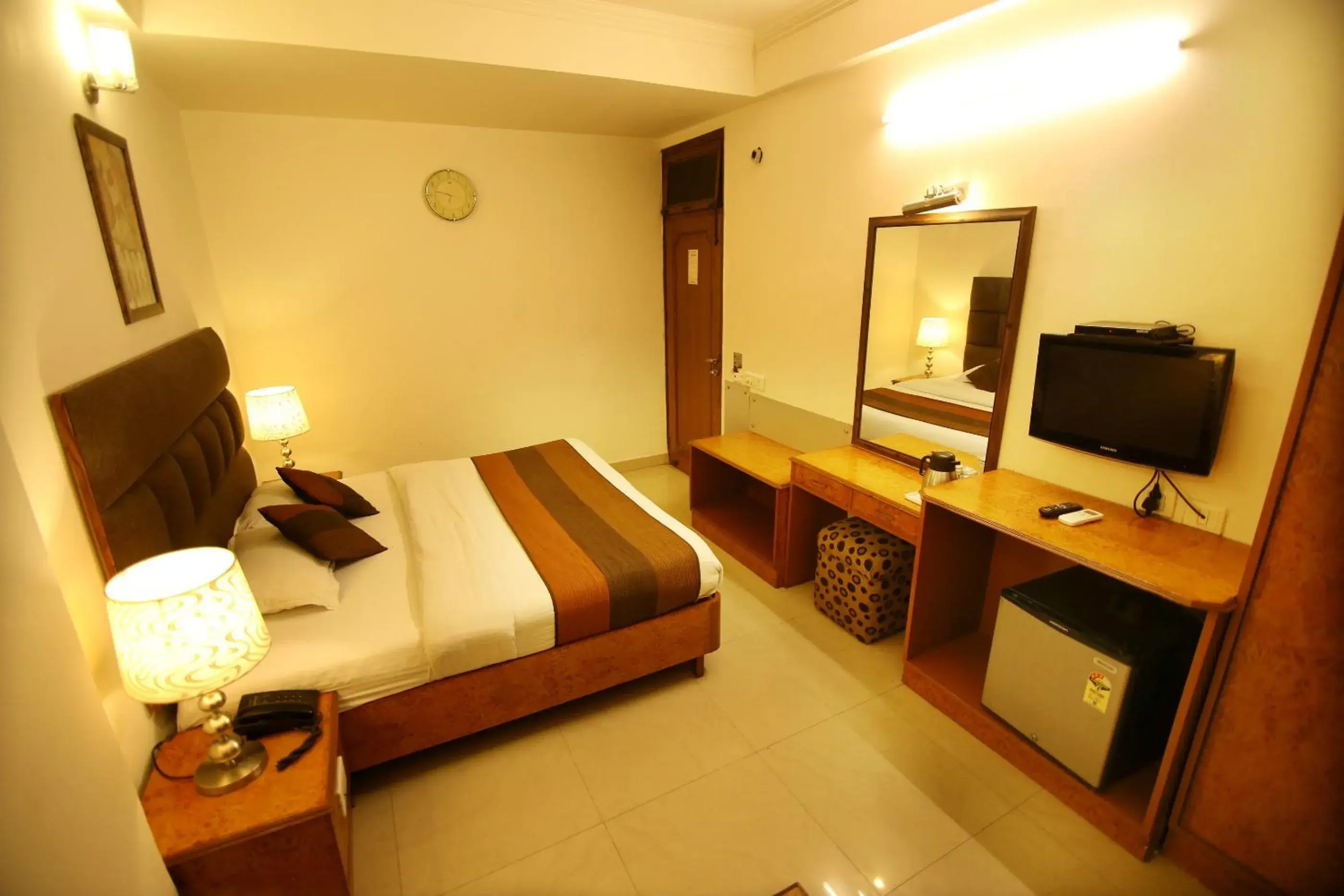 TV and multimedia, Bed in Hotel Parkway Deluxe TV and multimedia, Bed in Hotel Parkway Deluxe