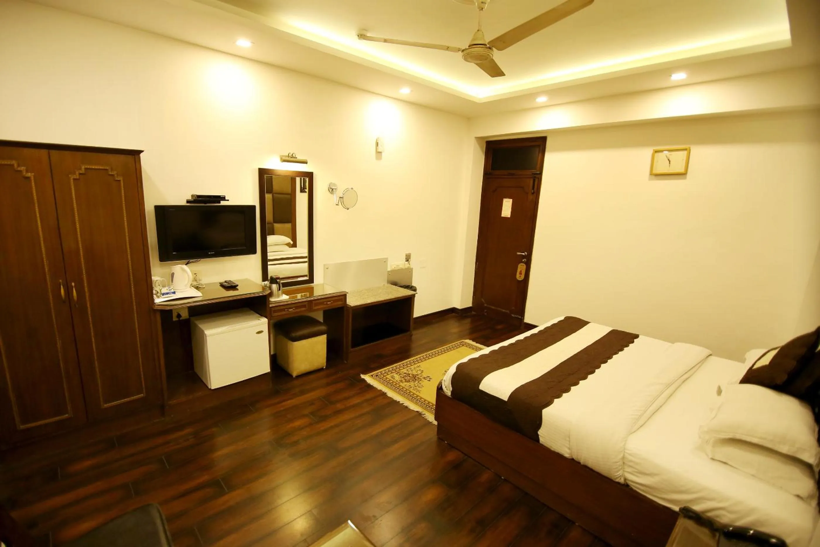 TV and multimedia in Hotel Parkway Deluxe