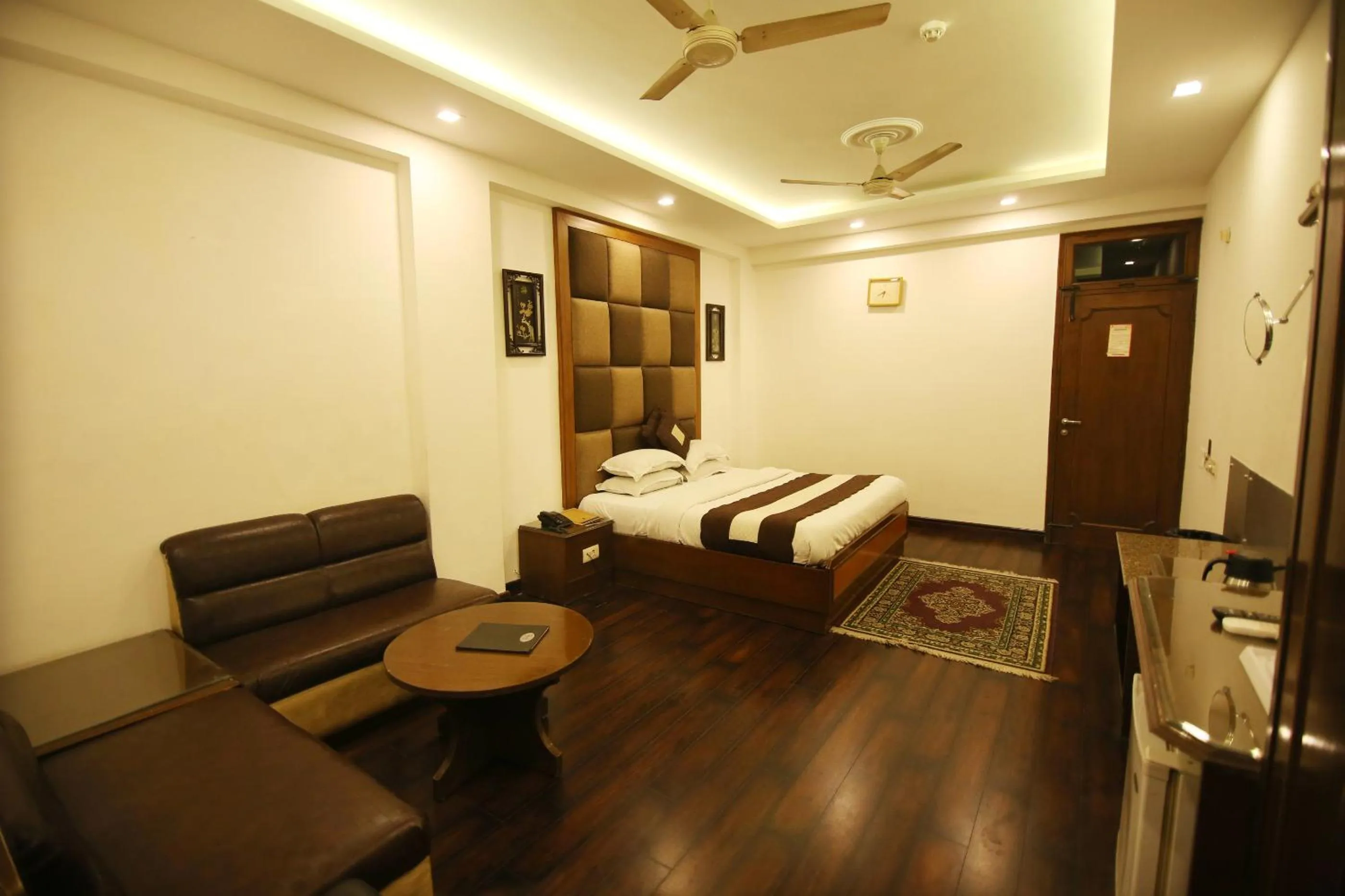 Photo of the whole room in Hotel Parkway Deluxe