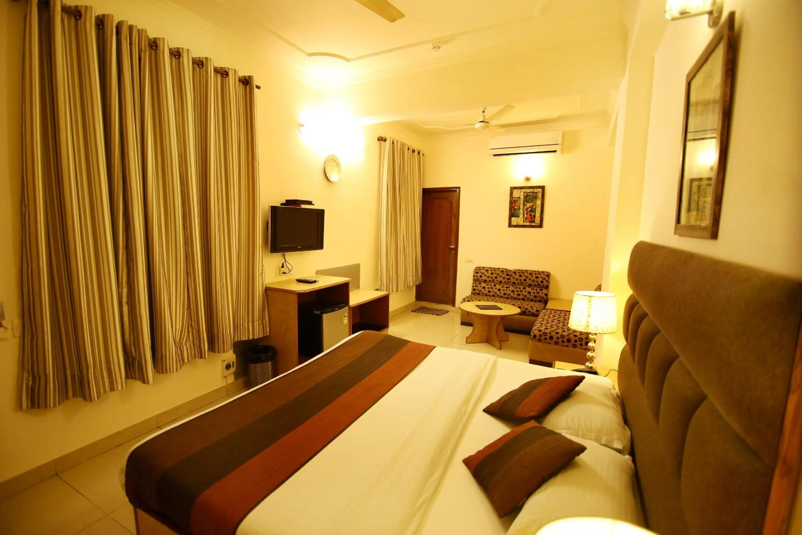 TV and multimedia in Hotel Parkway Deluxe