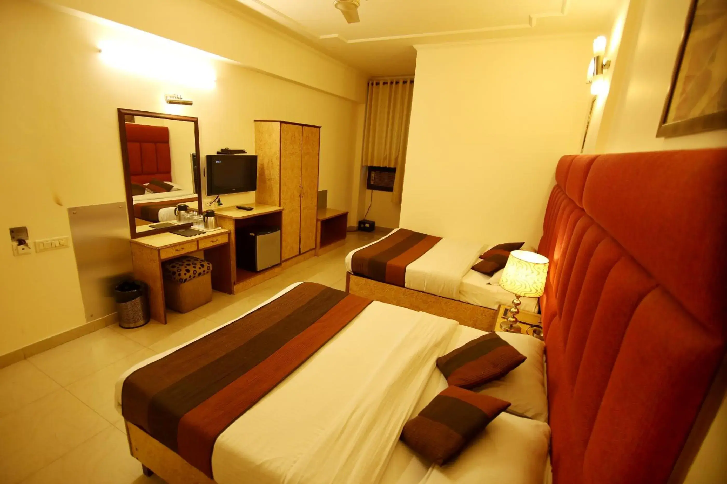 TV and multimedia, Bed in Hotel Parkway Deluxe TV and multimedia, Bed in Hotel Parkway Deluxe