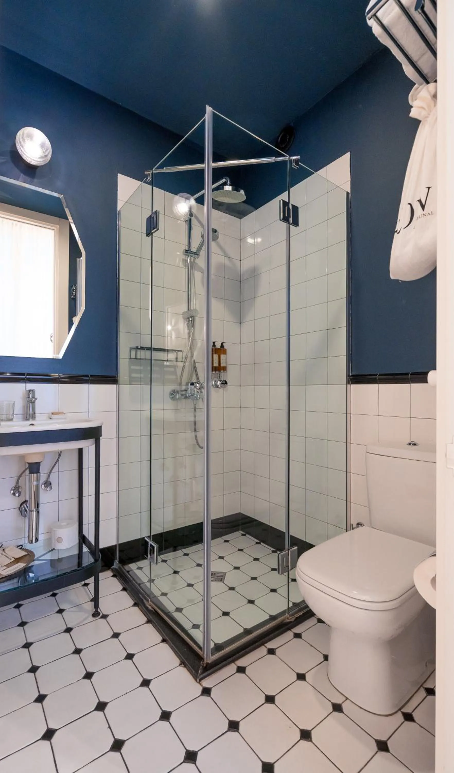 Shower in Communal Hotel Sololaki