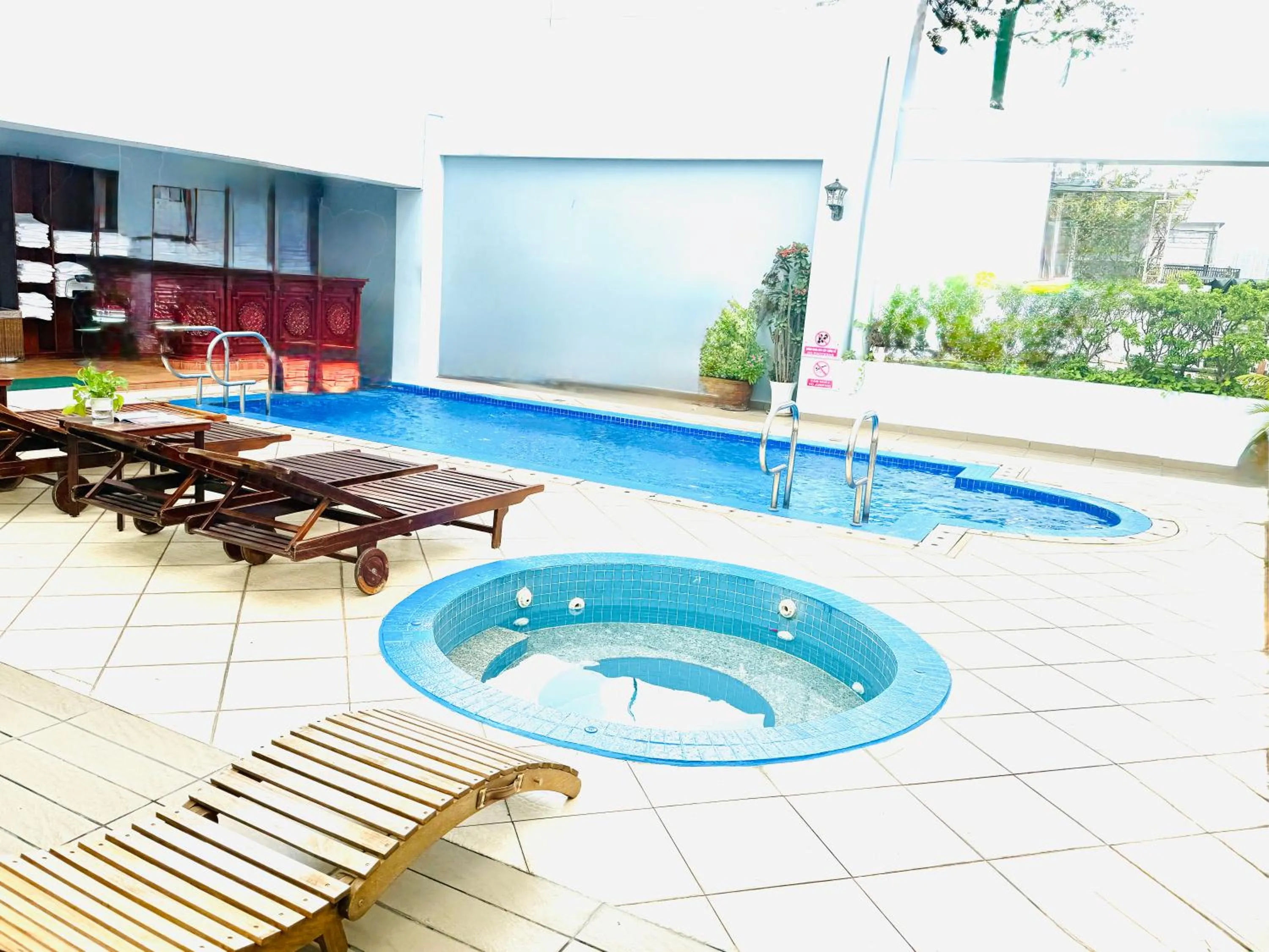 Swimming pool in Huong Sen Hotel