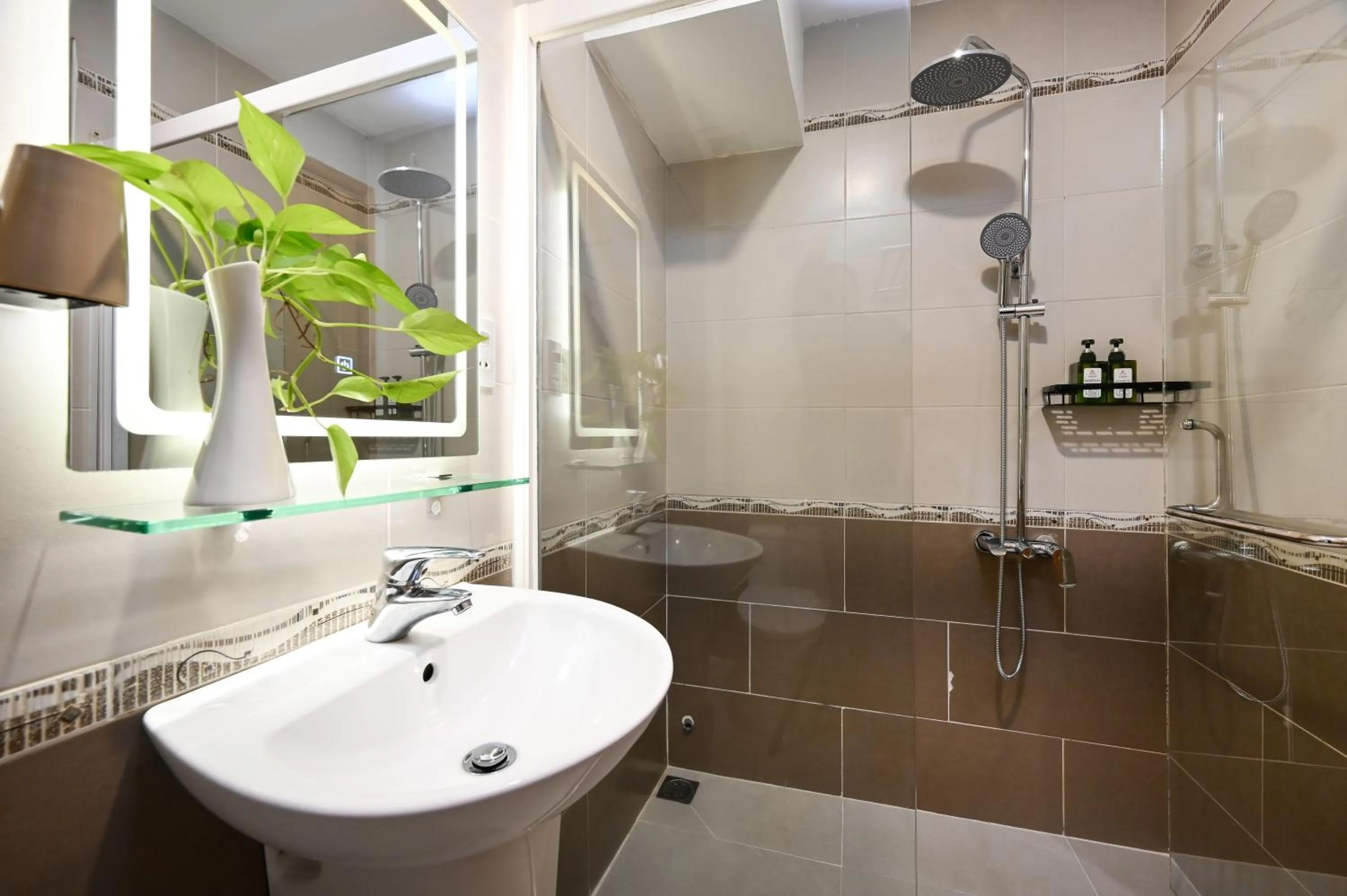 Shower in Amory Hotel Ben Thanh